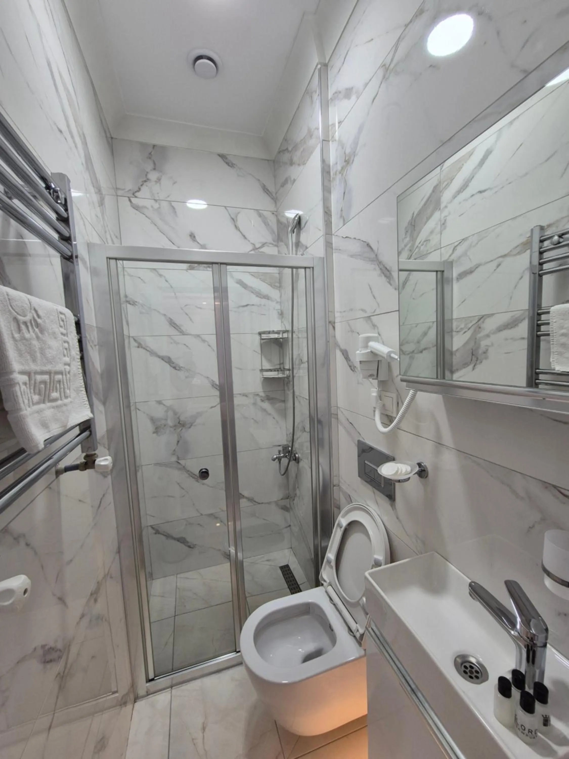 Toilet in VERSECA HOTEL