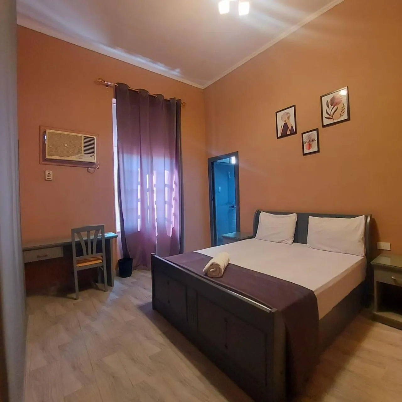 Bedroom, Bed in Gresham Hotel