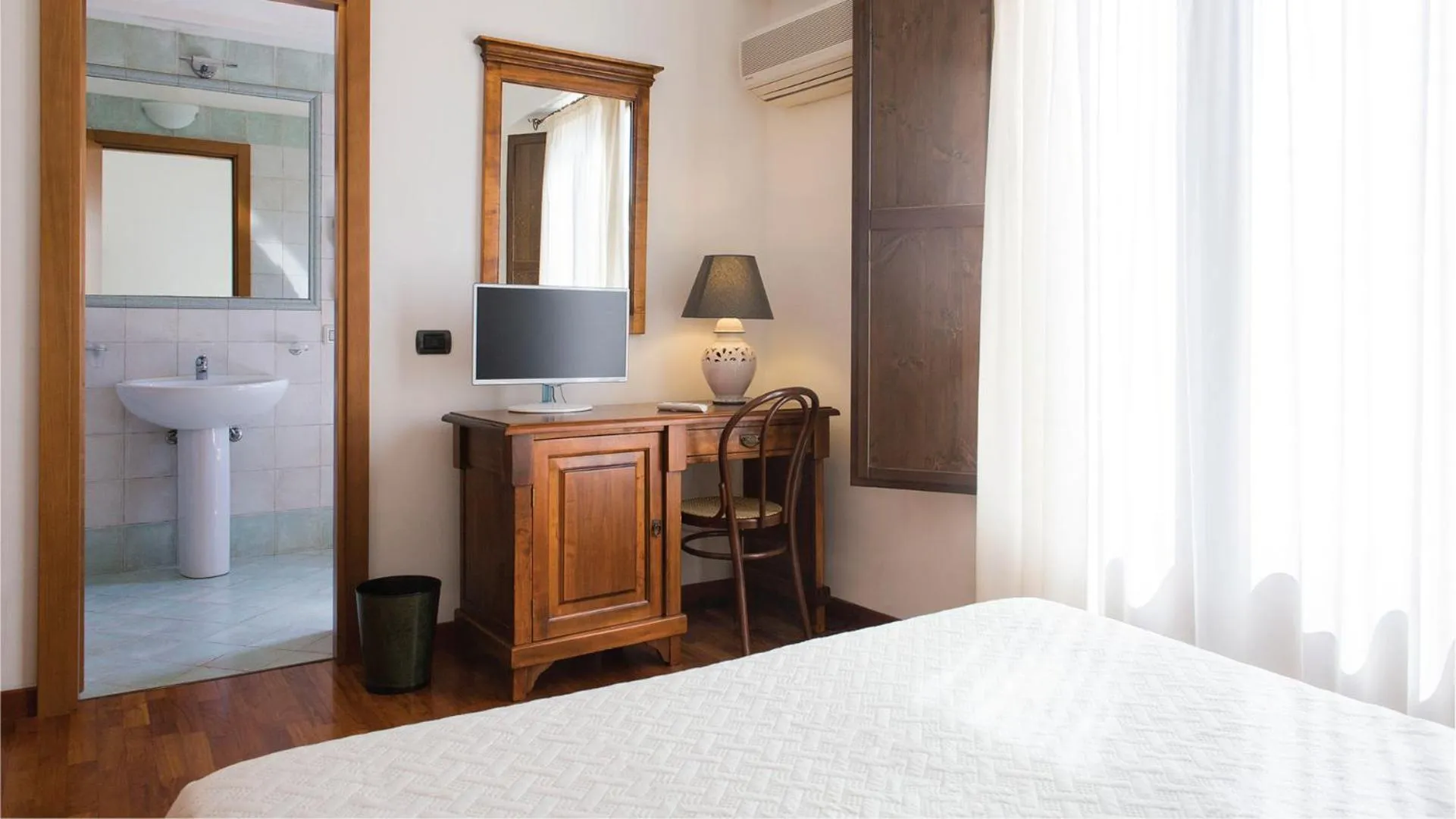 Bathroom, Bed in Hotel La Piazzetta