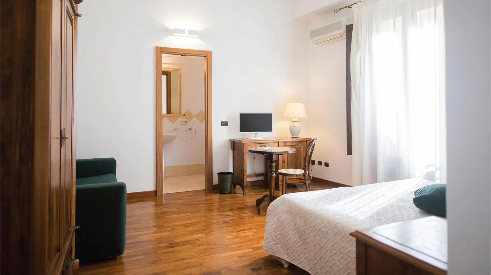 Photo of the whole room, Bed in Hotel La Piazzetta