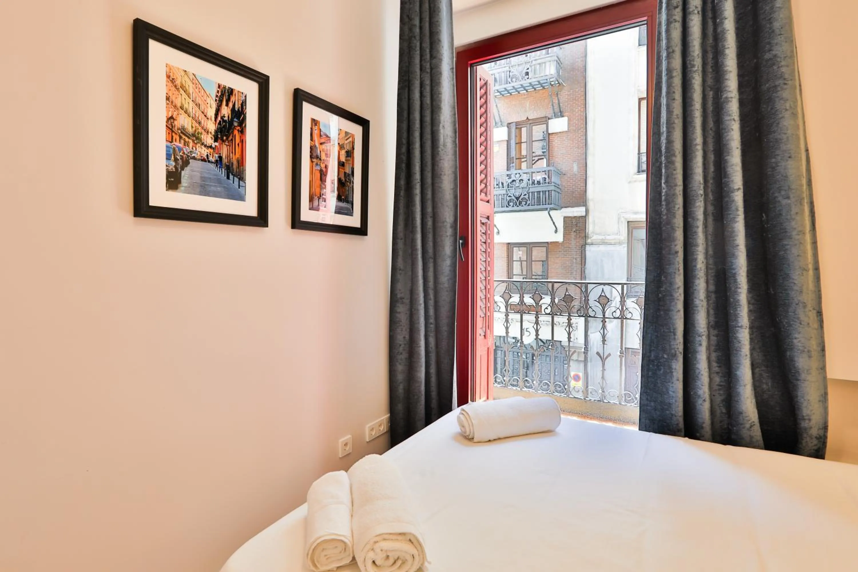 Bedroom, Bed in Gran Vía. Salud. Puerta del Sol. Callao.