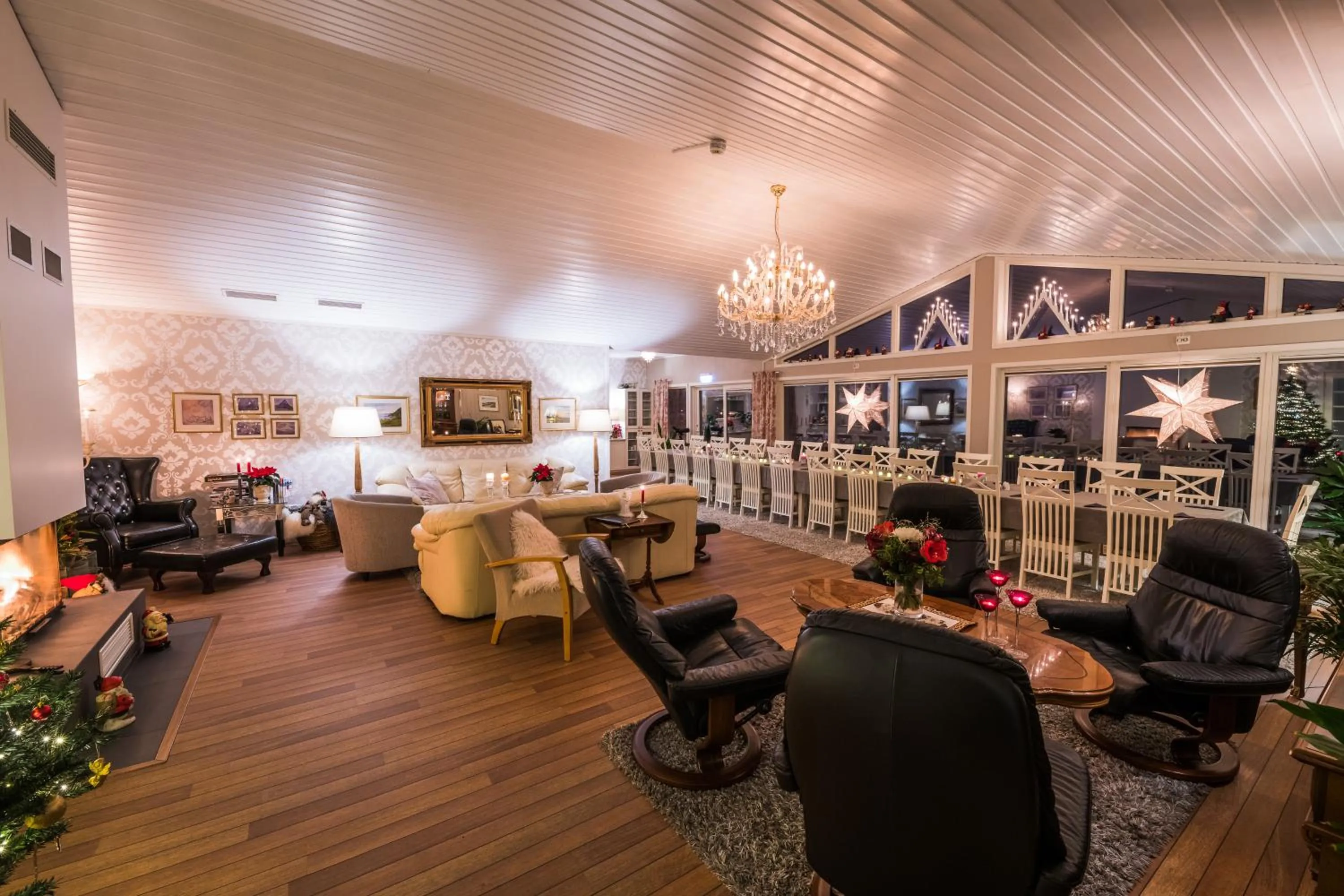 Communal lounge/ TV room in Arctic Panorama Lodge