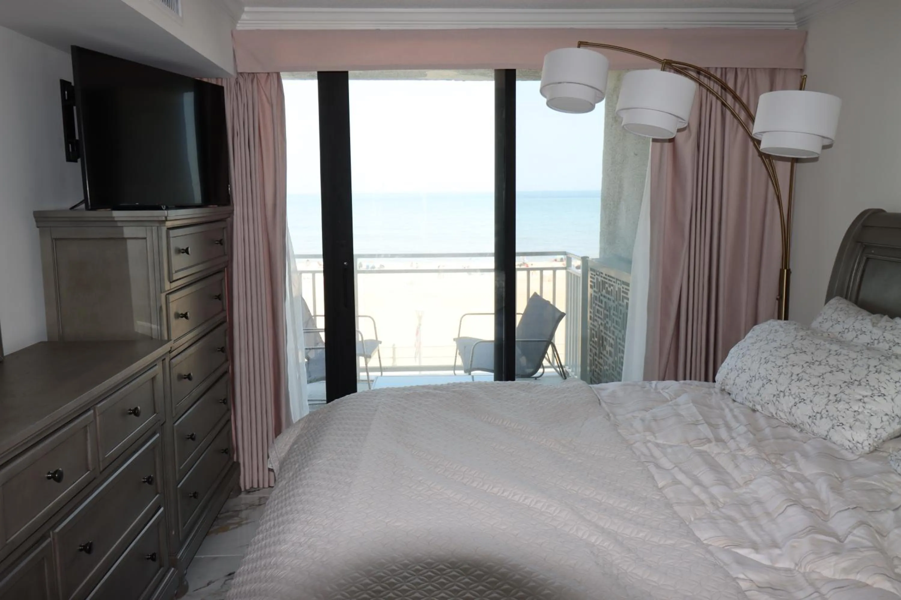 Bedroom, Bed in Beach Luxury Oceanfront