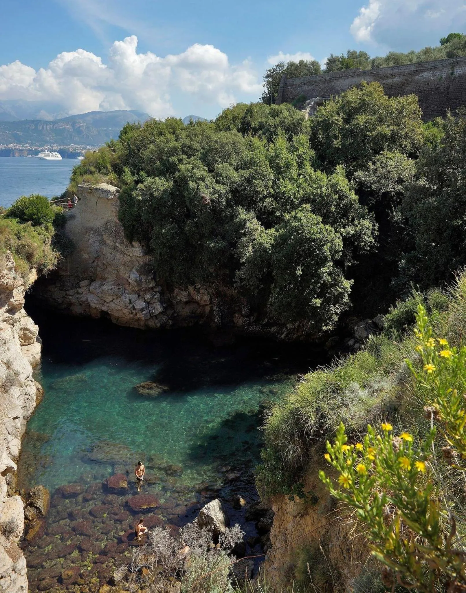 Nearby landmark in Blurooms