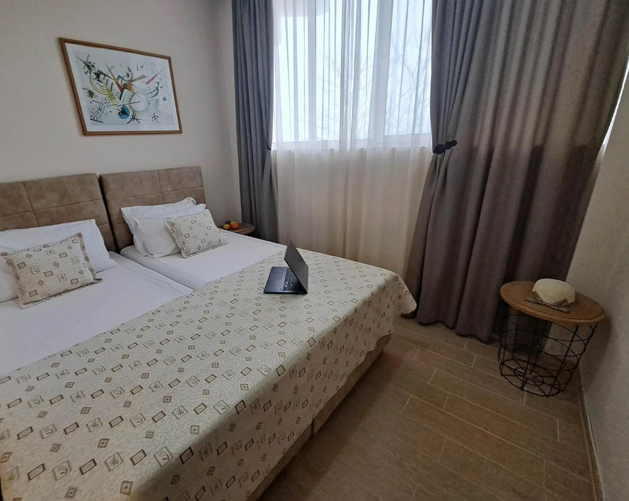 Photo of the whole room, Bed in Effect Saint Mina