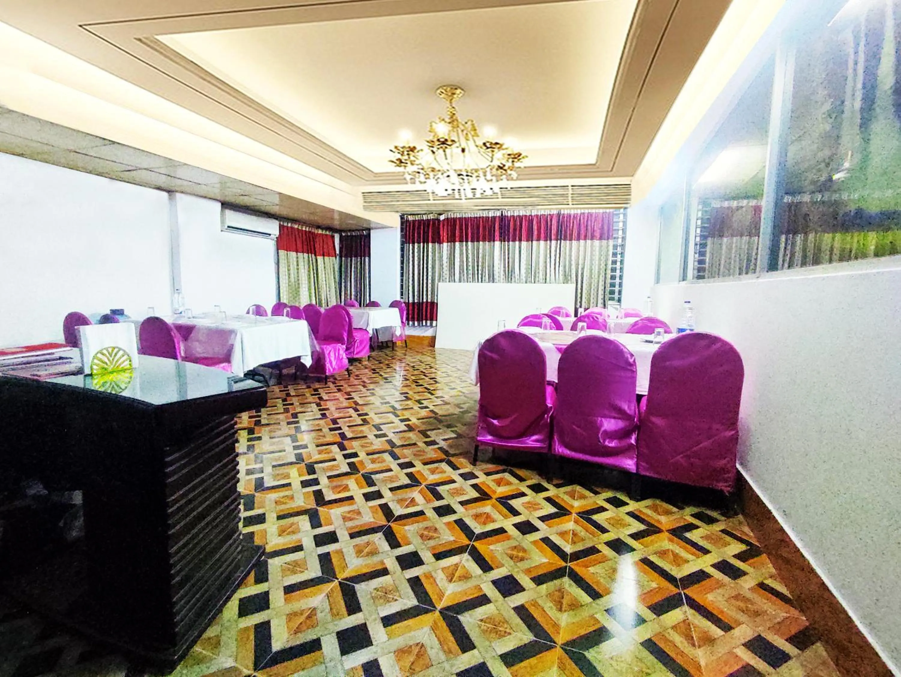 Restaurant/places to eat in White Rose Suites Ltd