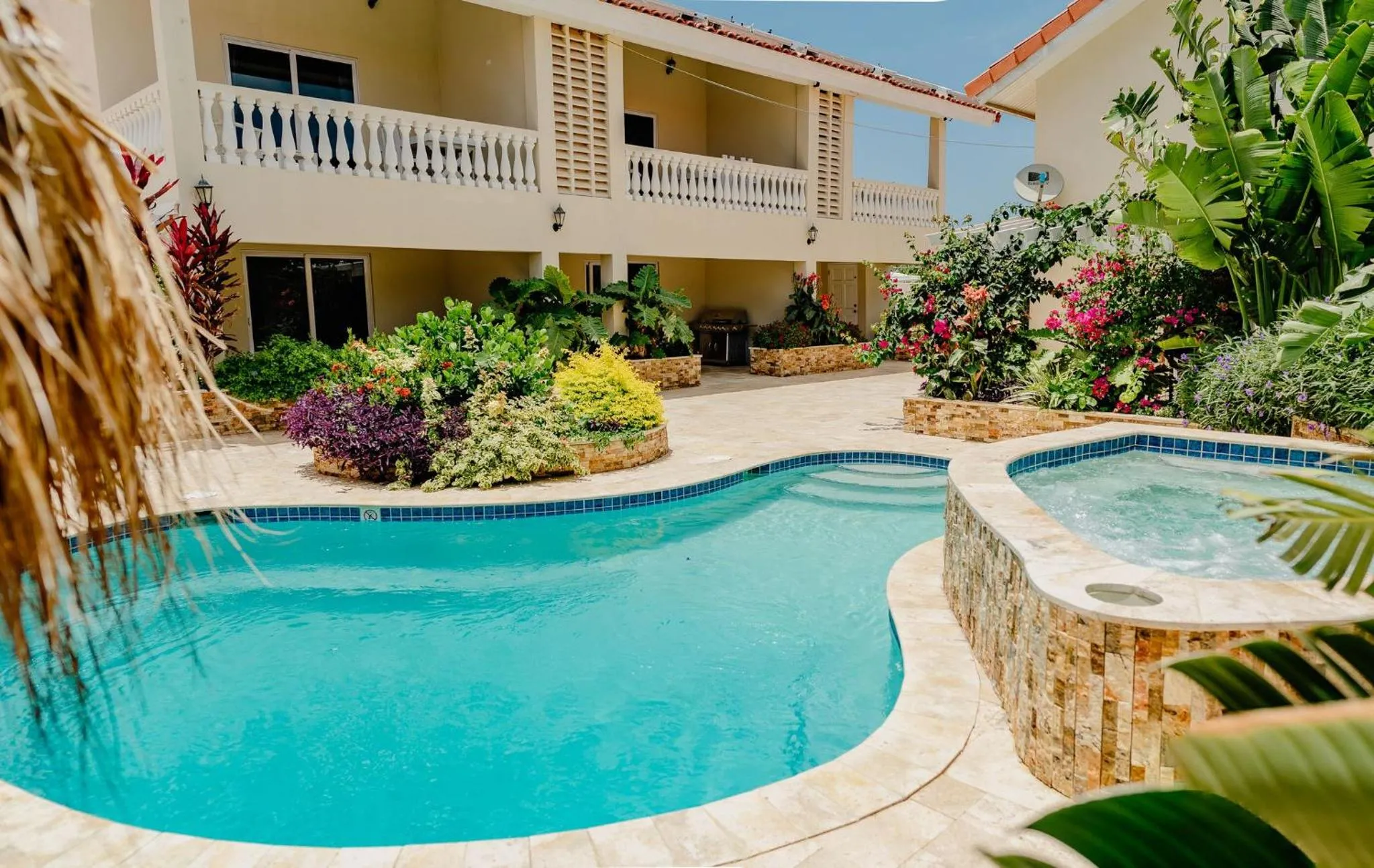 Property building in Elegant 2-bedroom apartment 2 km from Eagle beach