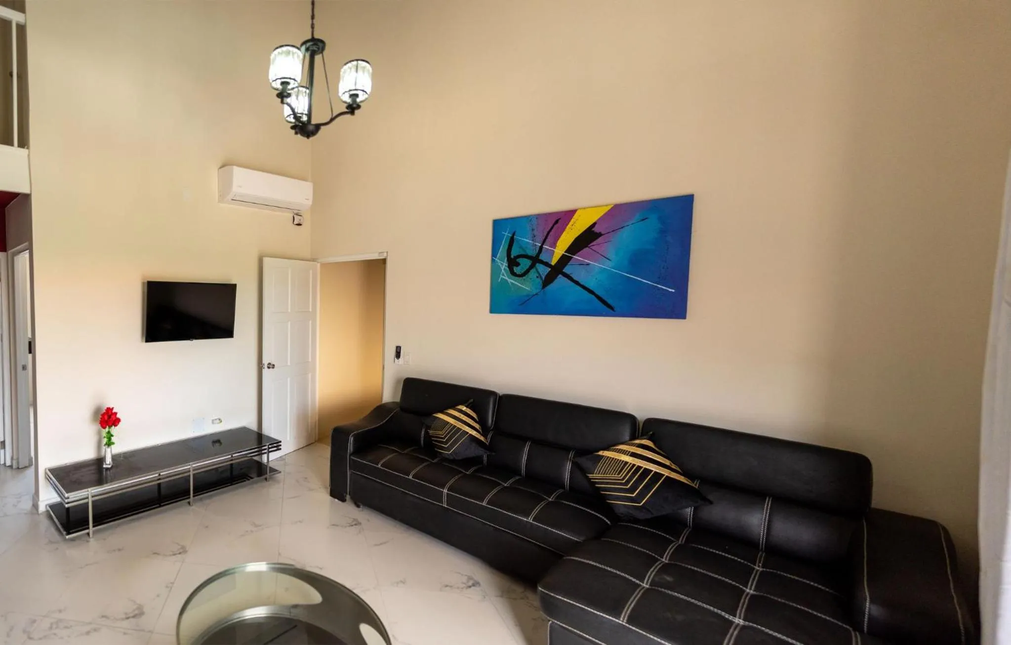 TV and multimedia in Elegant 2-bedroom apartment 2 km from Eagle beach