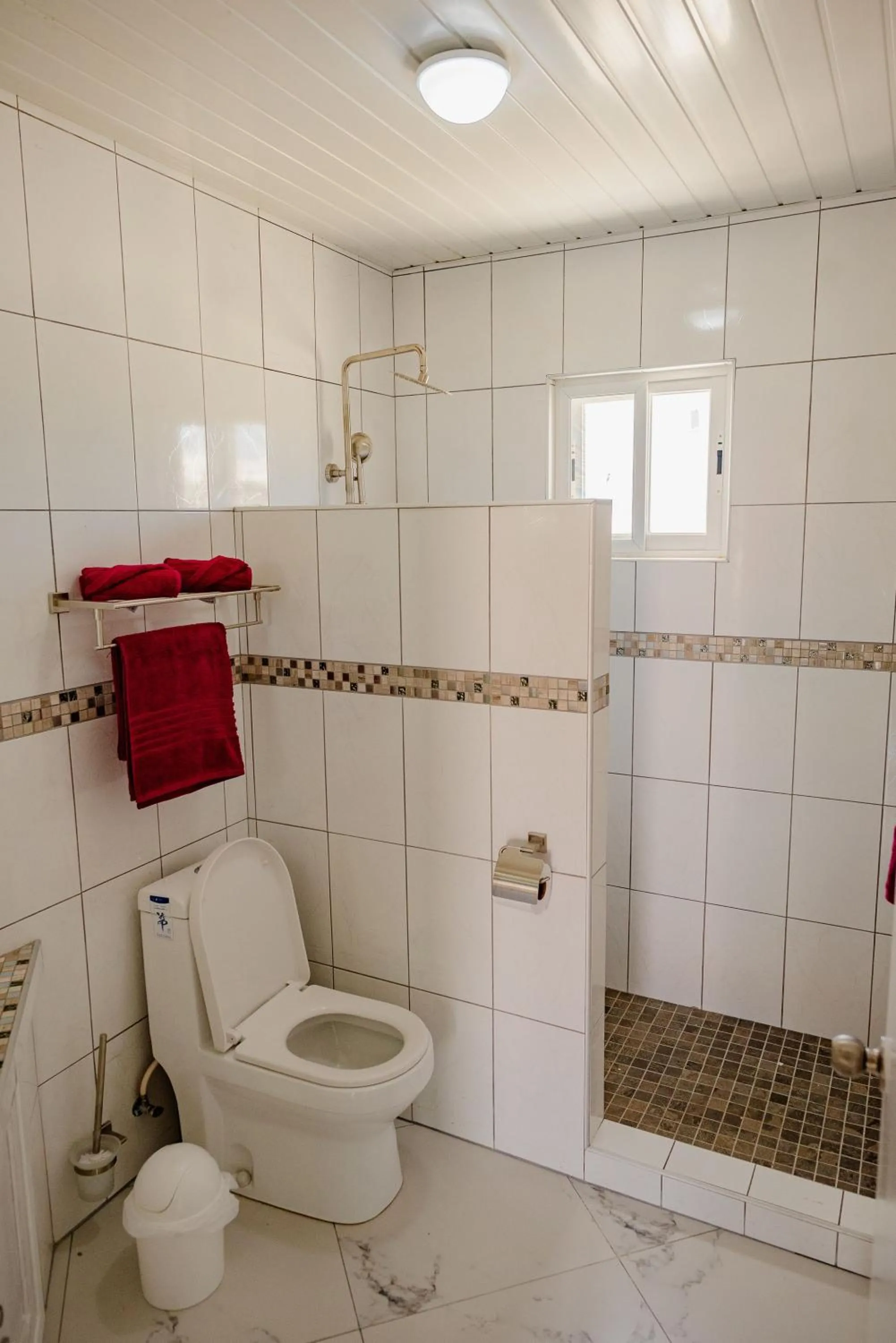 Shower in Elegant 2-bedroom apartment 2 km from Eagle beach