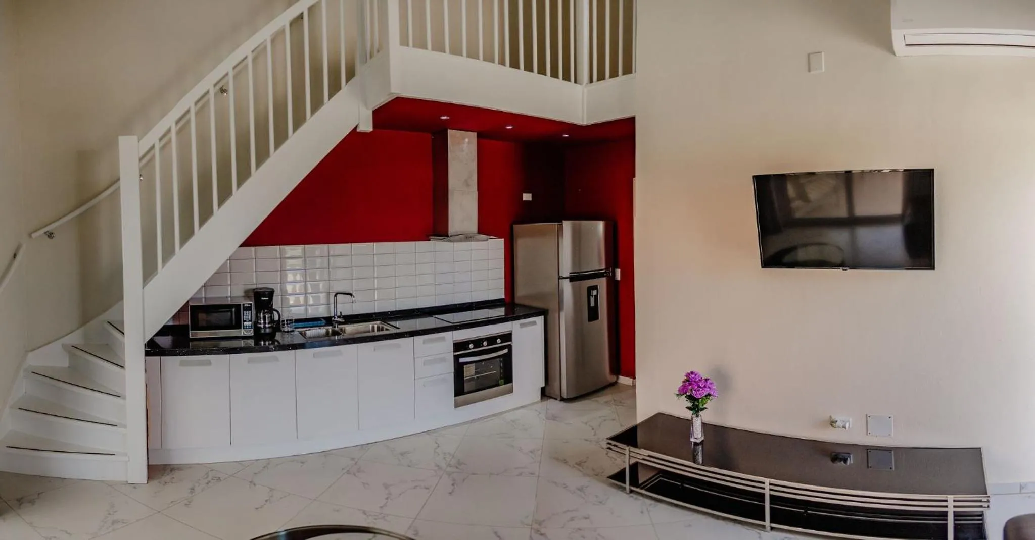 TV and multimedia in Elegant 2-bedroom apartment 2 km from Eagle beach