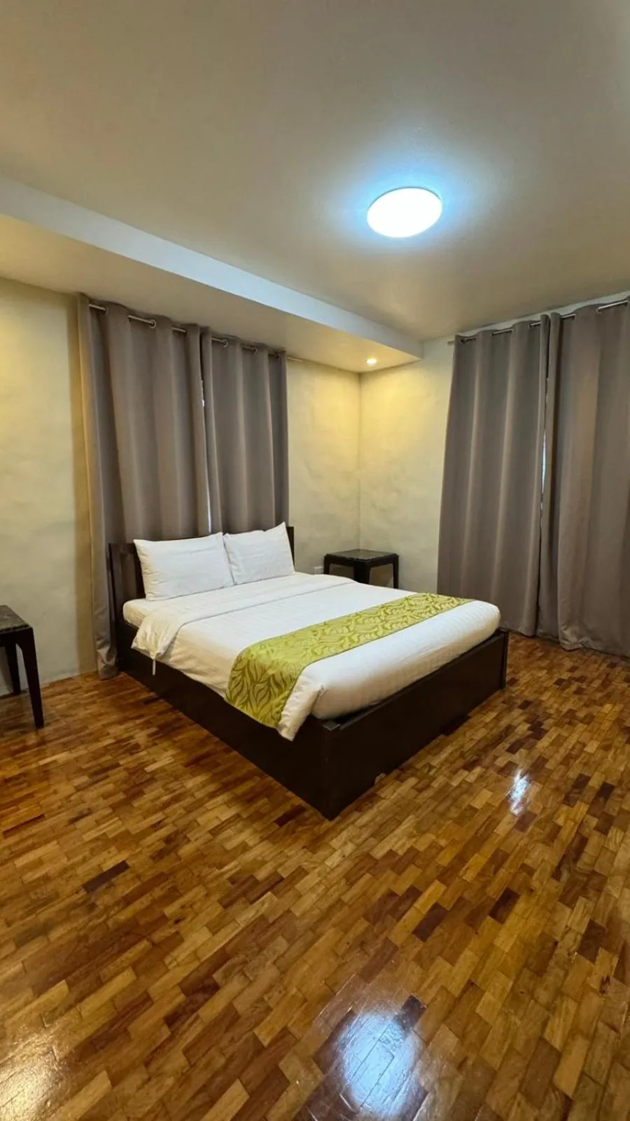 Bed in Elliannah Pines Hotel