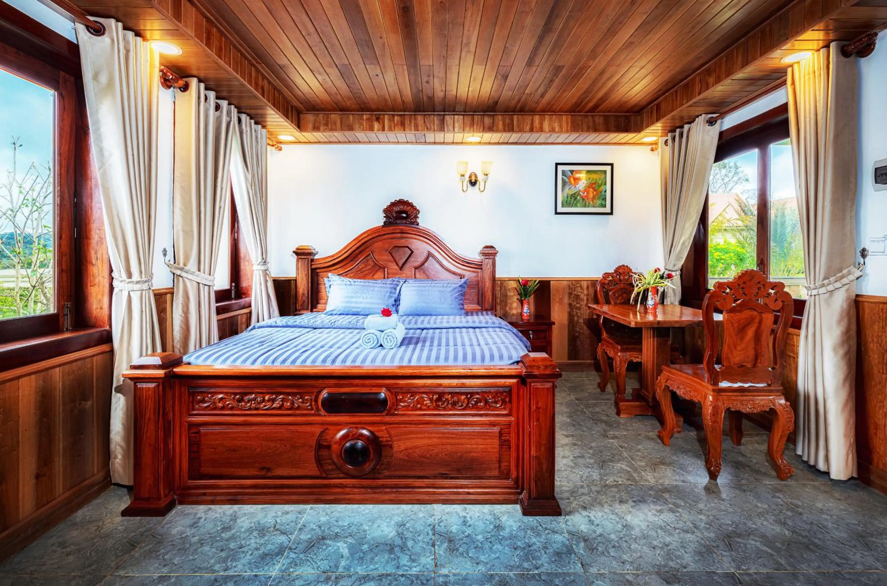 Dining area, Bed in KNN Luxury Hill