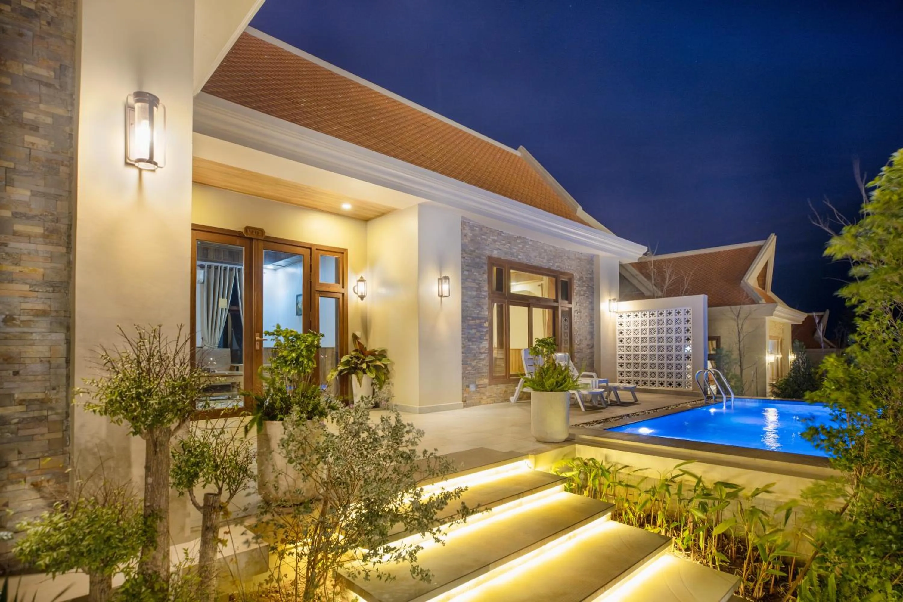 Night in KNN Luxury Hill