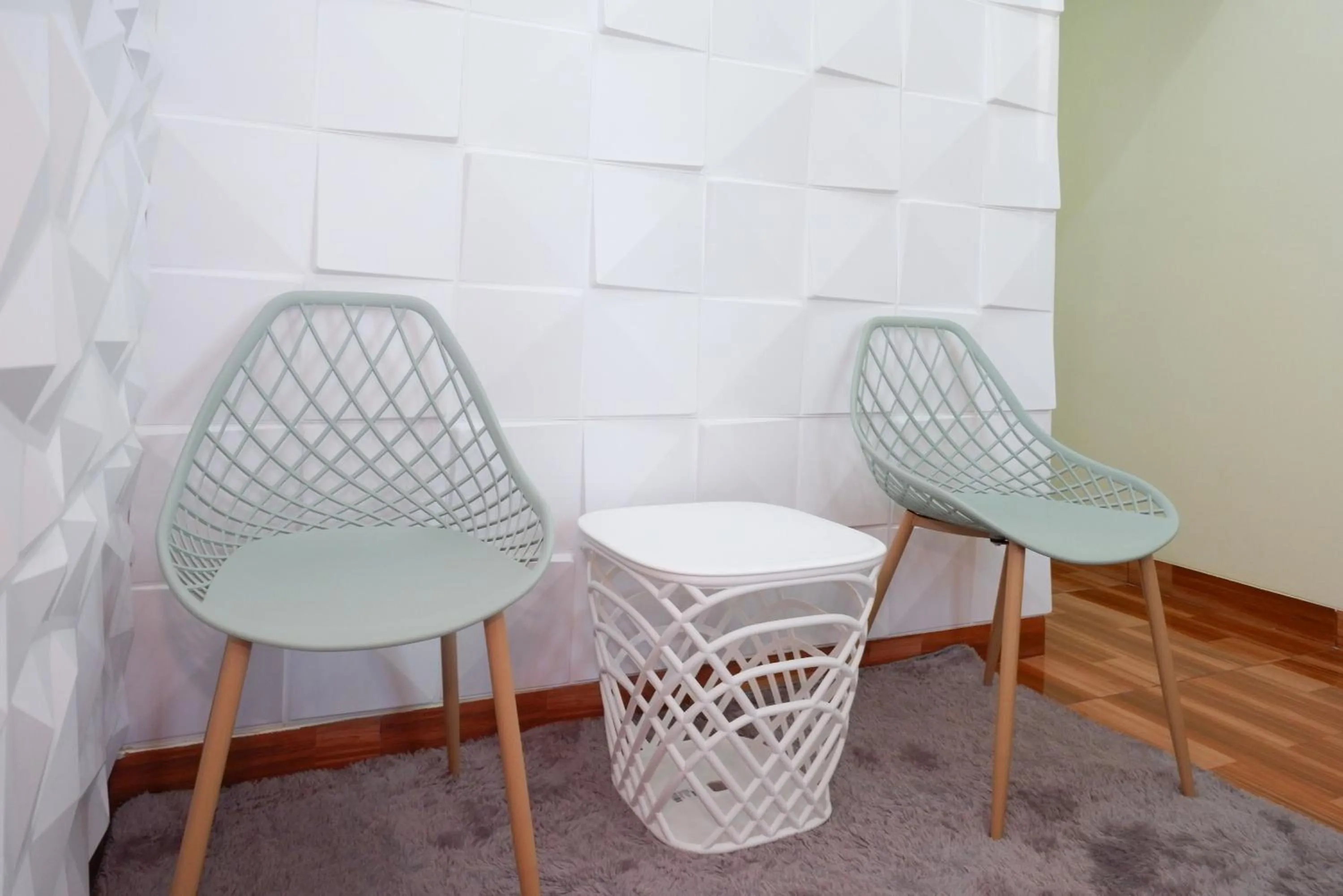 Seating area in RedDoorz near Rita Supermall Purwokerto 2