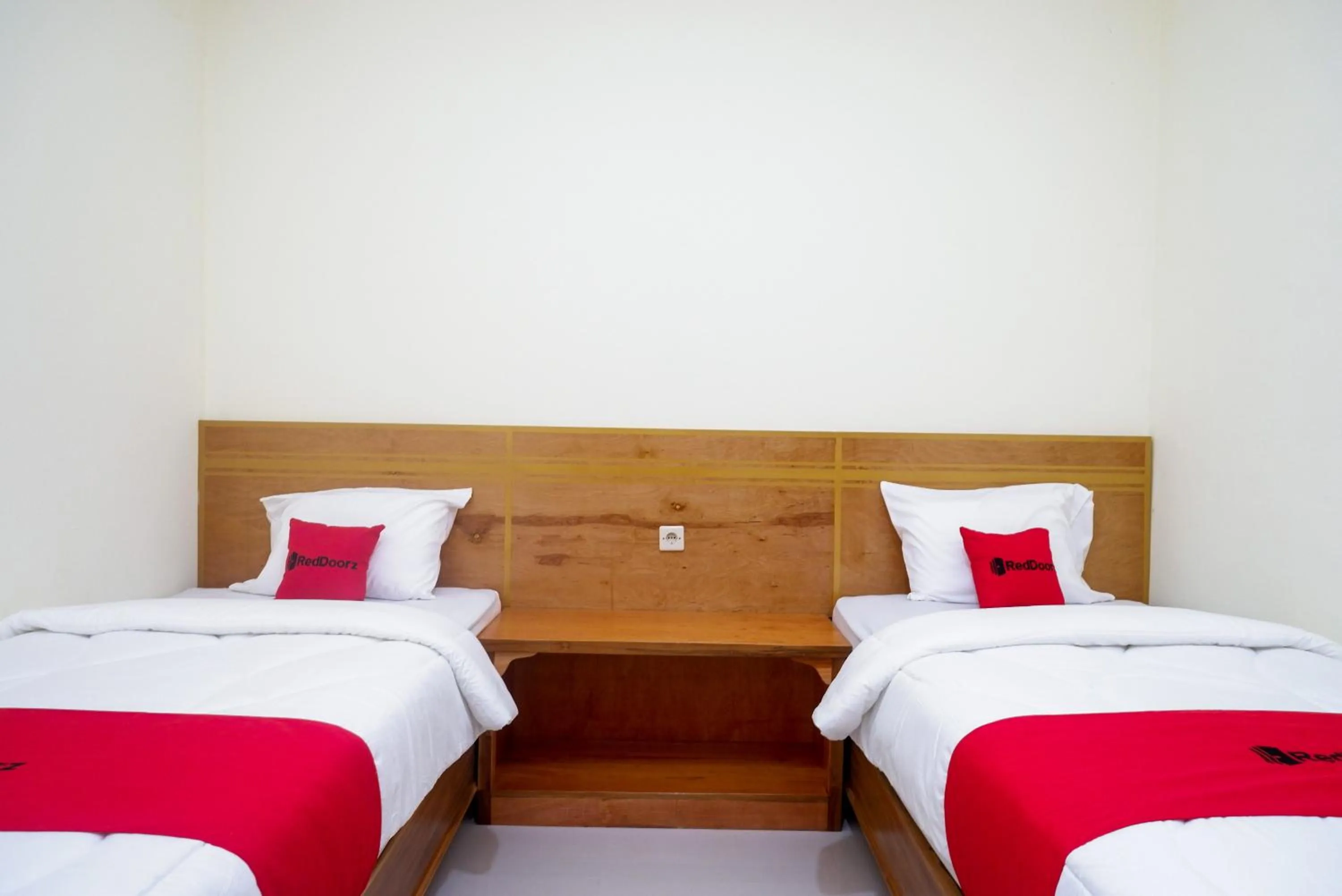 Bedroom, Bed in RedDoorz near Rita Supermall Purwokerto 2