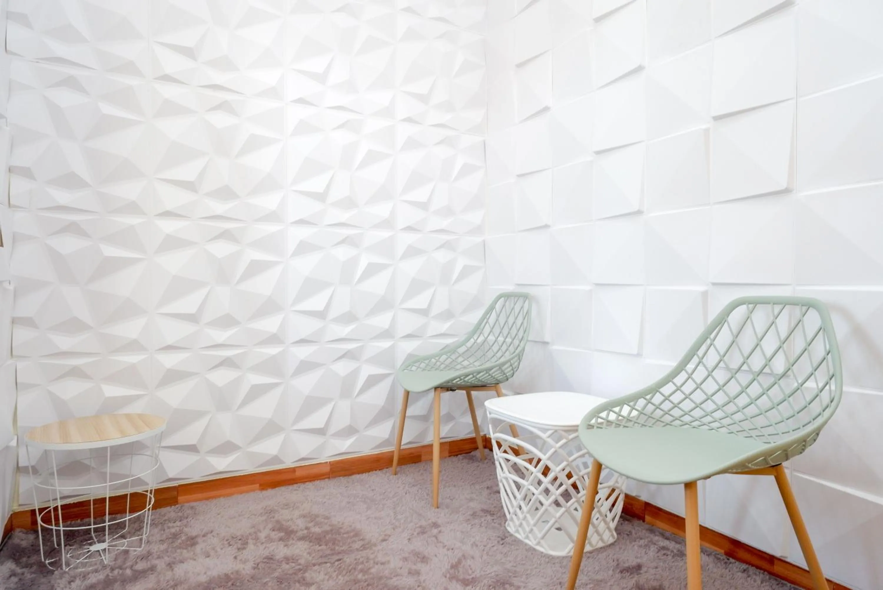 Seating area in RedDoorz near Rita Supermall Purwokerto 2