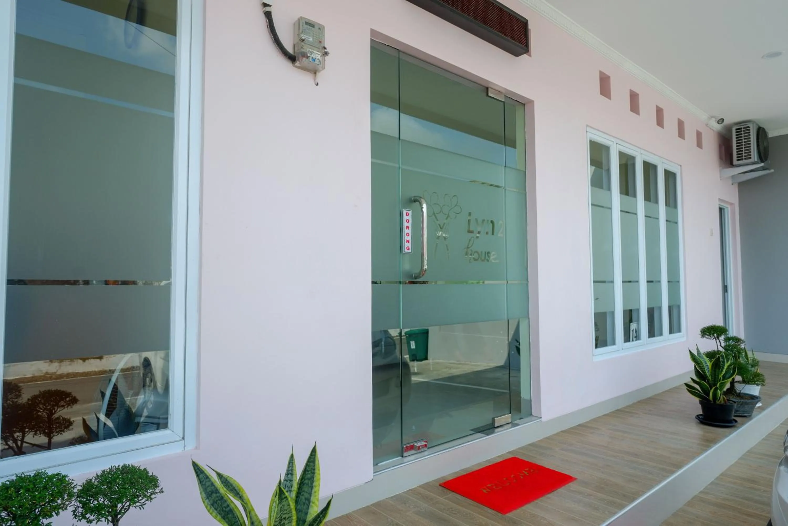 Property building in RedDoorz near Rita Supermall Purwokerto 2