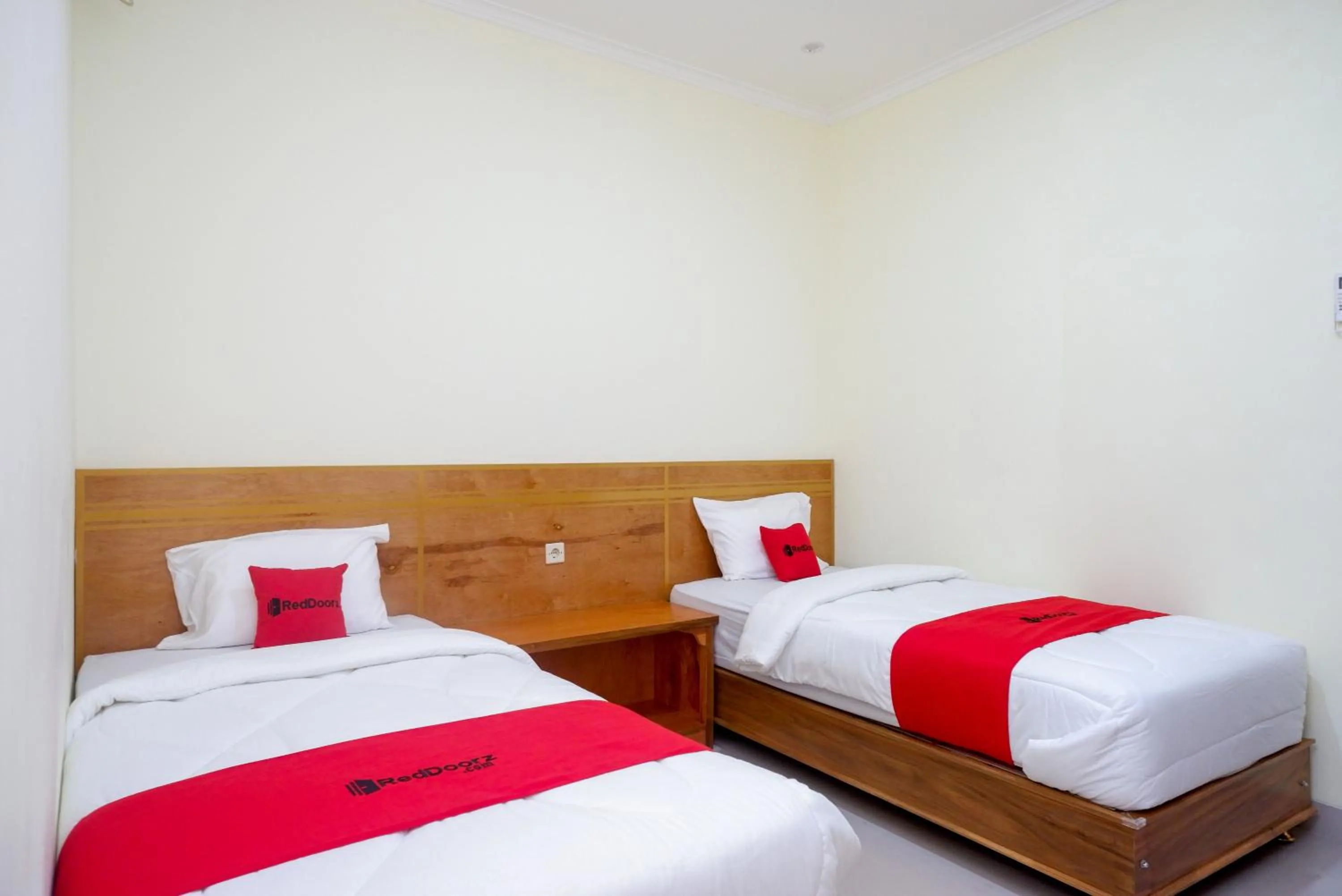 Bedroom, Bed in RedDoorz near Rita Supermall Purwokerto 2