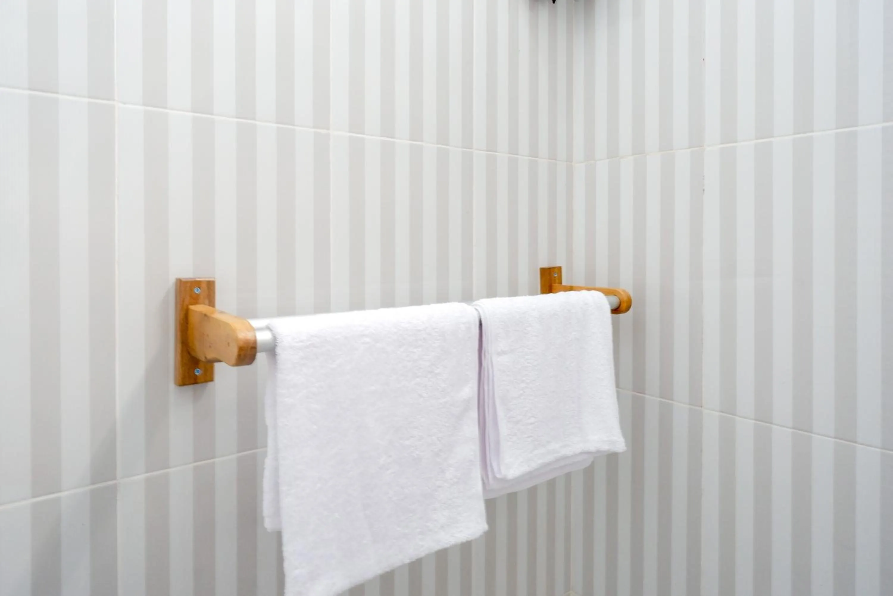 Bathroom in RedDoorz near Rita Supermall Purwokerto 2