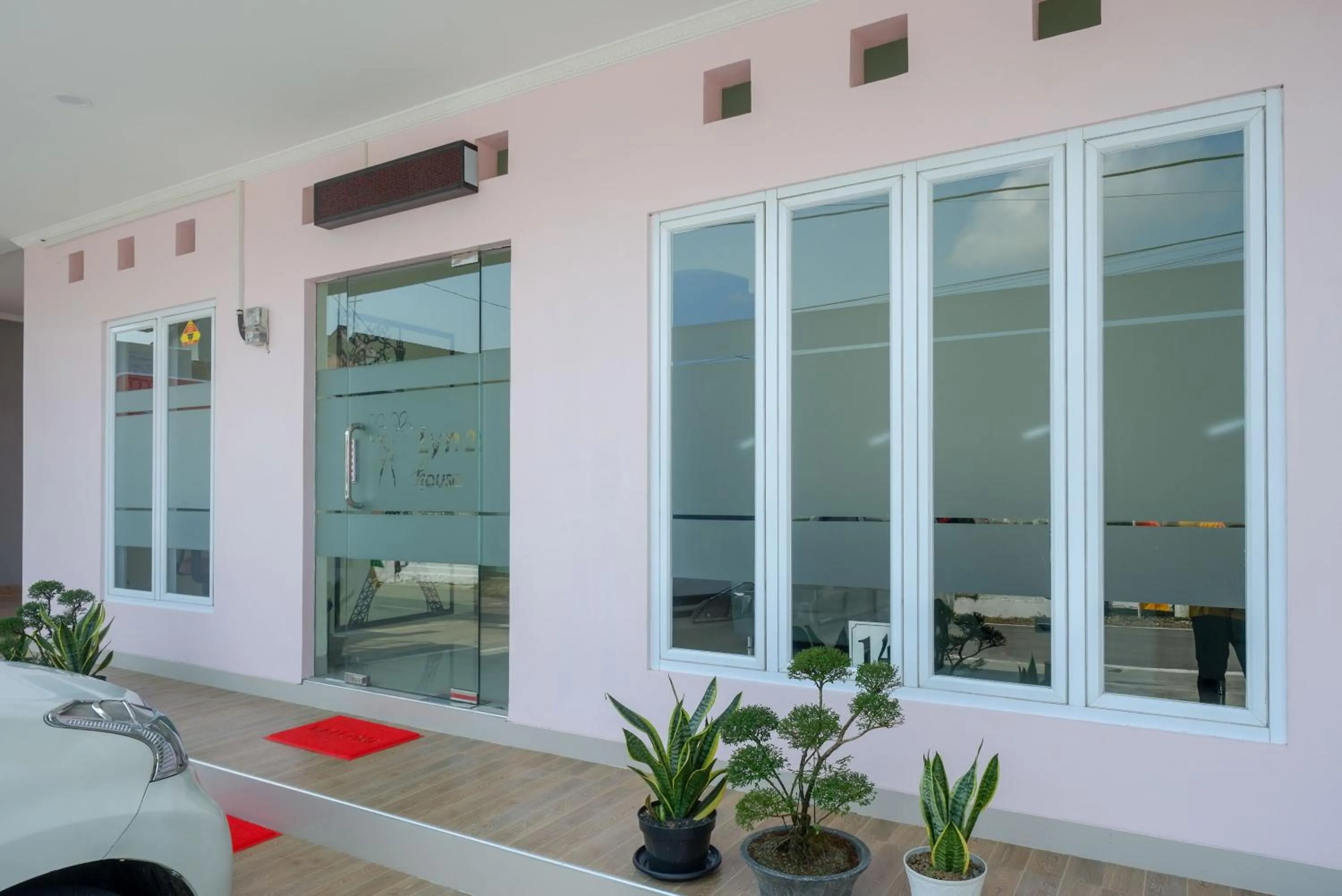 Property building in RedDoorz near Rita Supermall Purwokerto 2