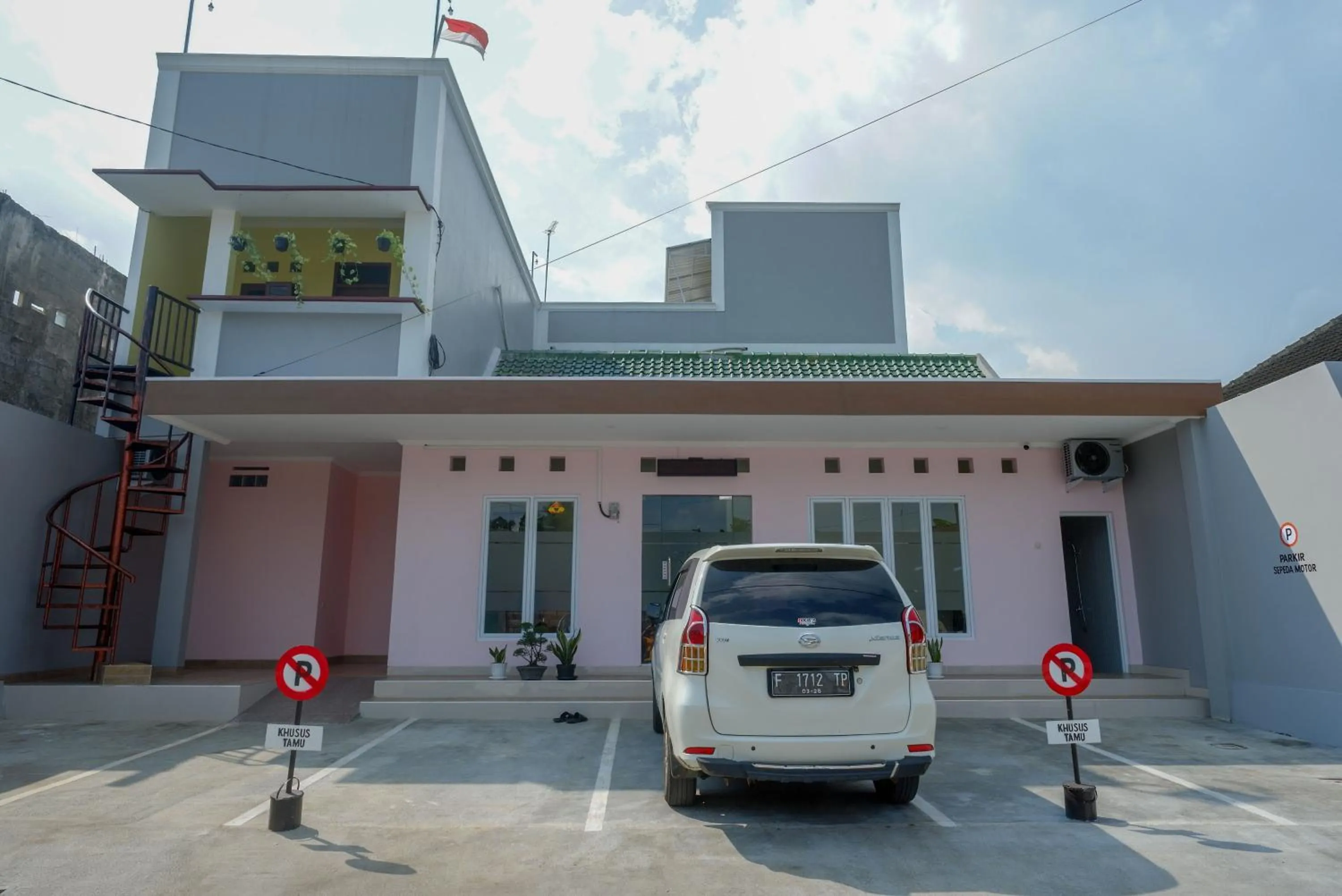 Property building in RedDoorz near Rita Supermall Purwokerto 2