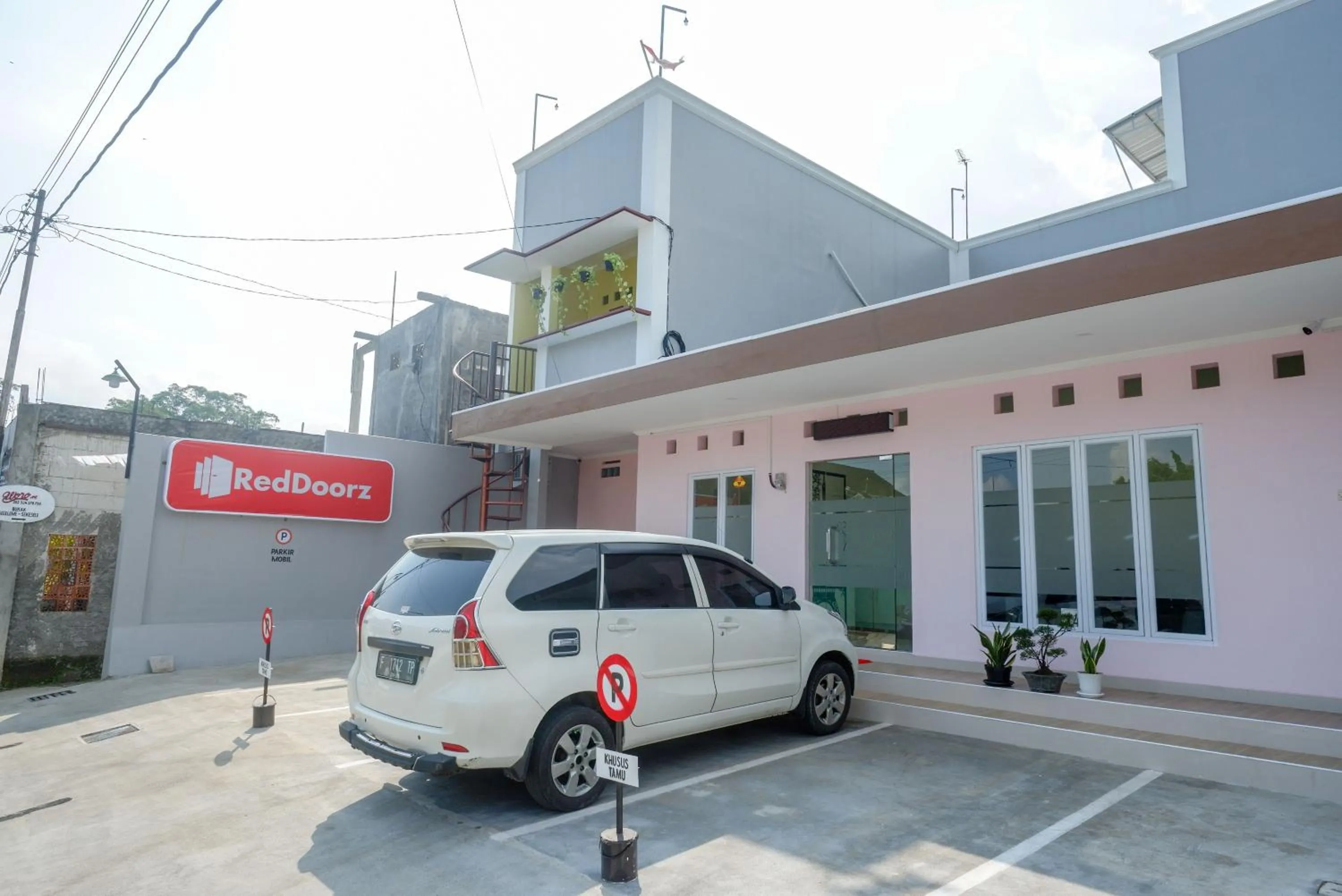 Property building in RedDoorz near Rita Supermall Purwokerto 2