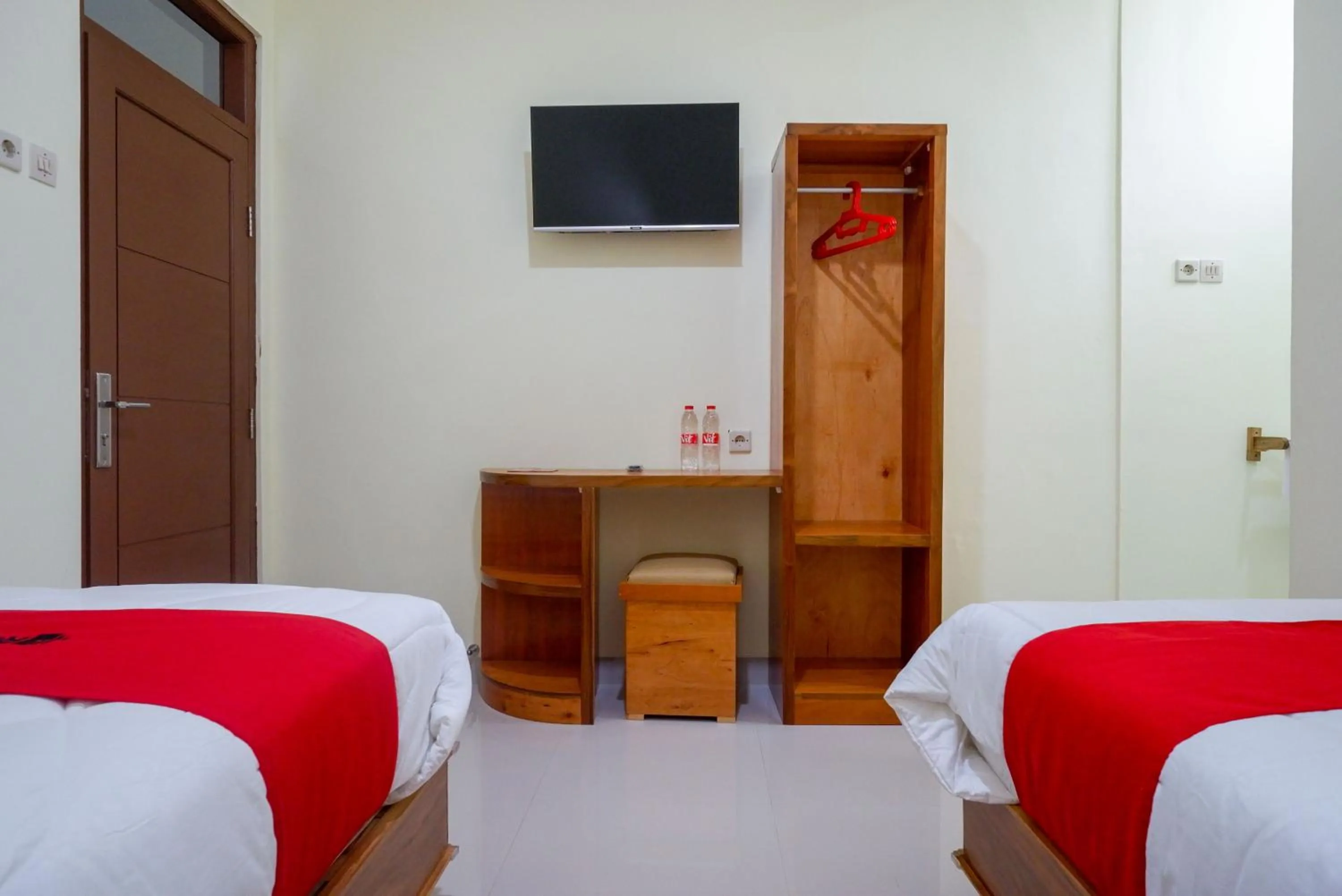 Bedroom, Bed in RedDoorz near Rita Supermall Purwokerto 2