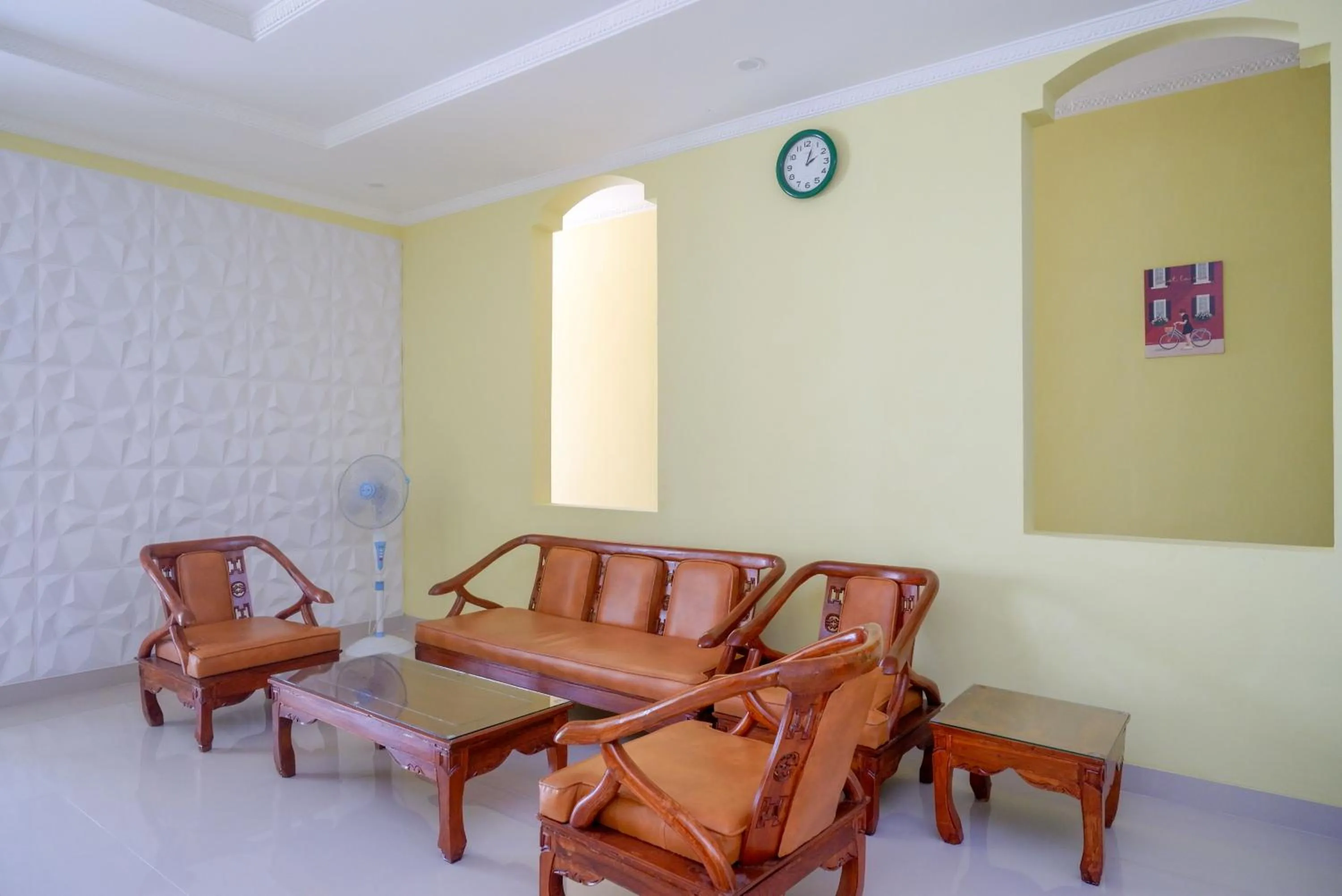 Living room in RedDoorz near Rita Supermall Purwokerto 2