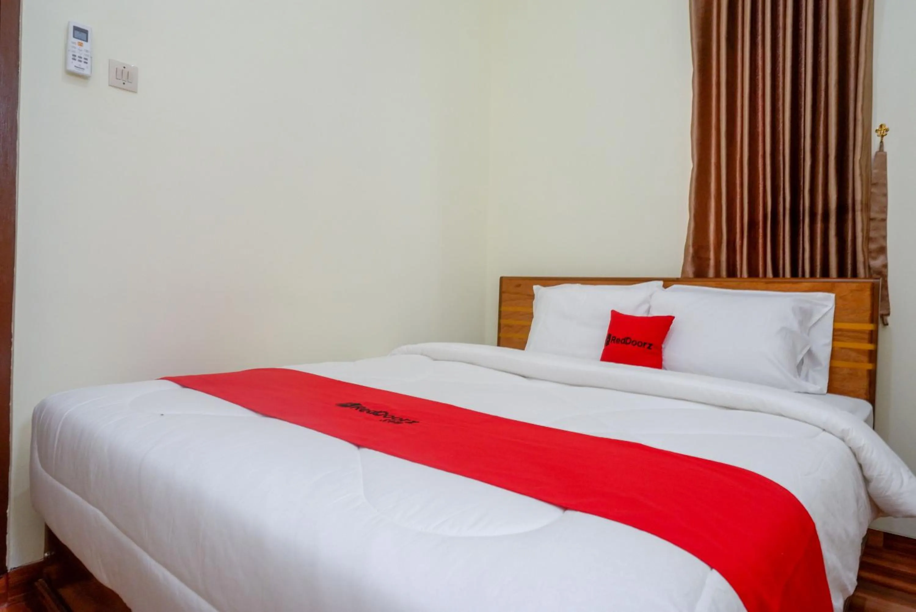 Bedroom, Bed in RedDoorz near Rita Supermall Purwokerto 2