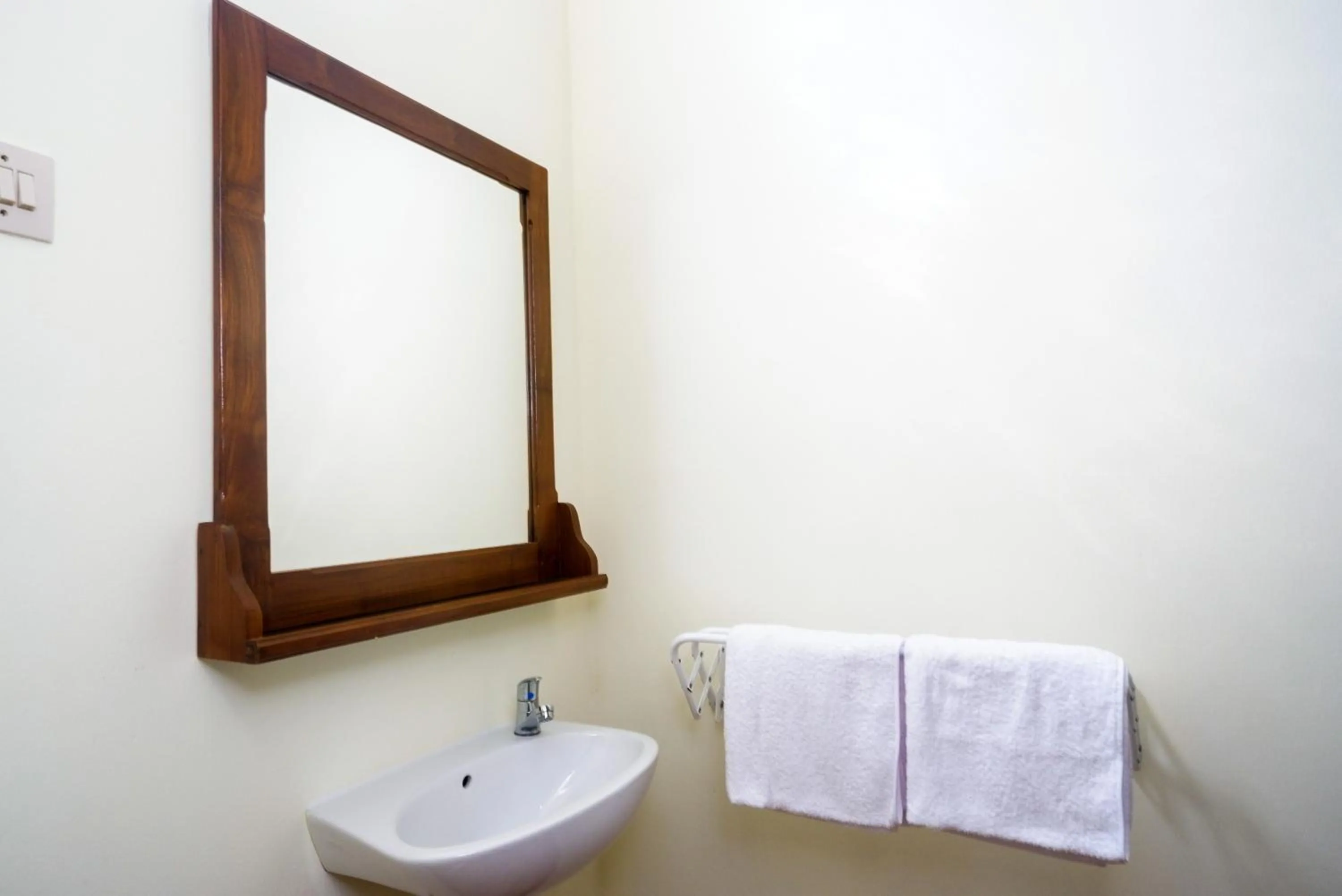 Bathroom in RedDoorz near Rita Supermall Purwokerto 2