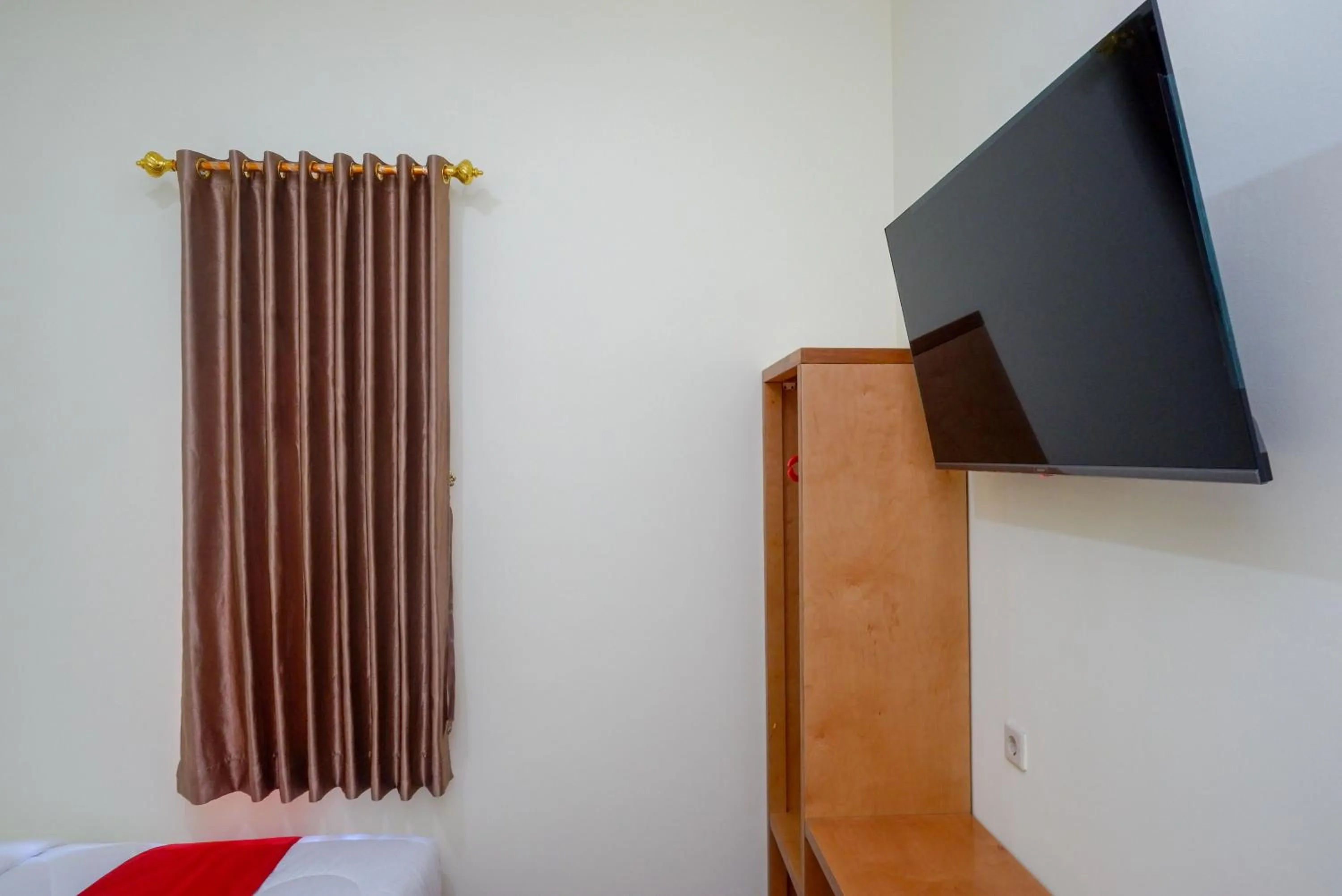 Bedroom, Bed in RedDoorz near Rita Supermall Purwokerto 2