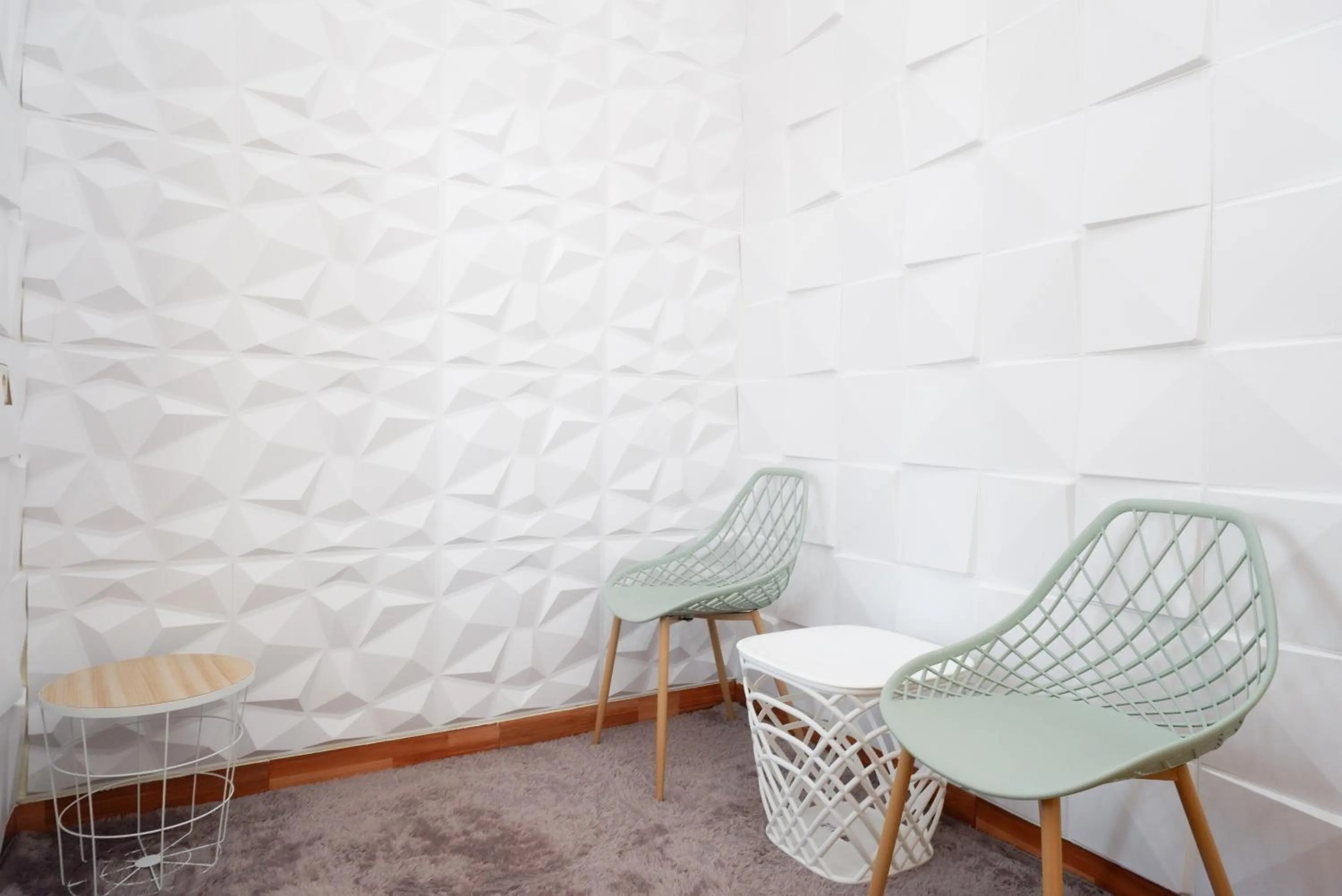 Seating area in RedDoorz near Rita Supermall Purwokerto 2