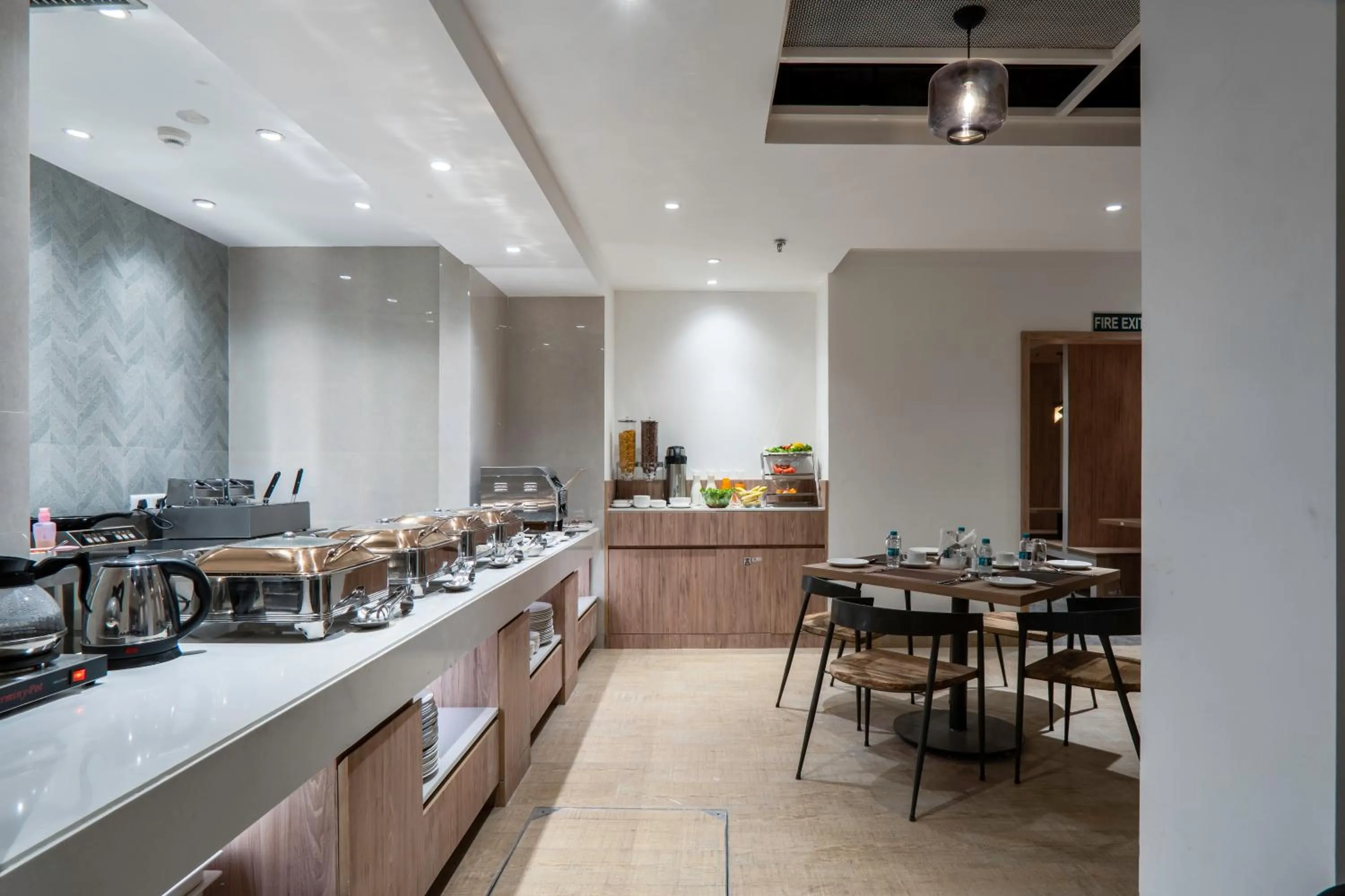 Buffet breakfast in Le ROI Express Paharganj