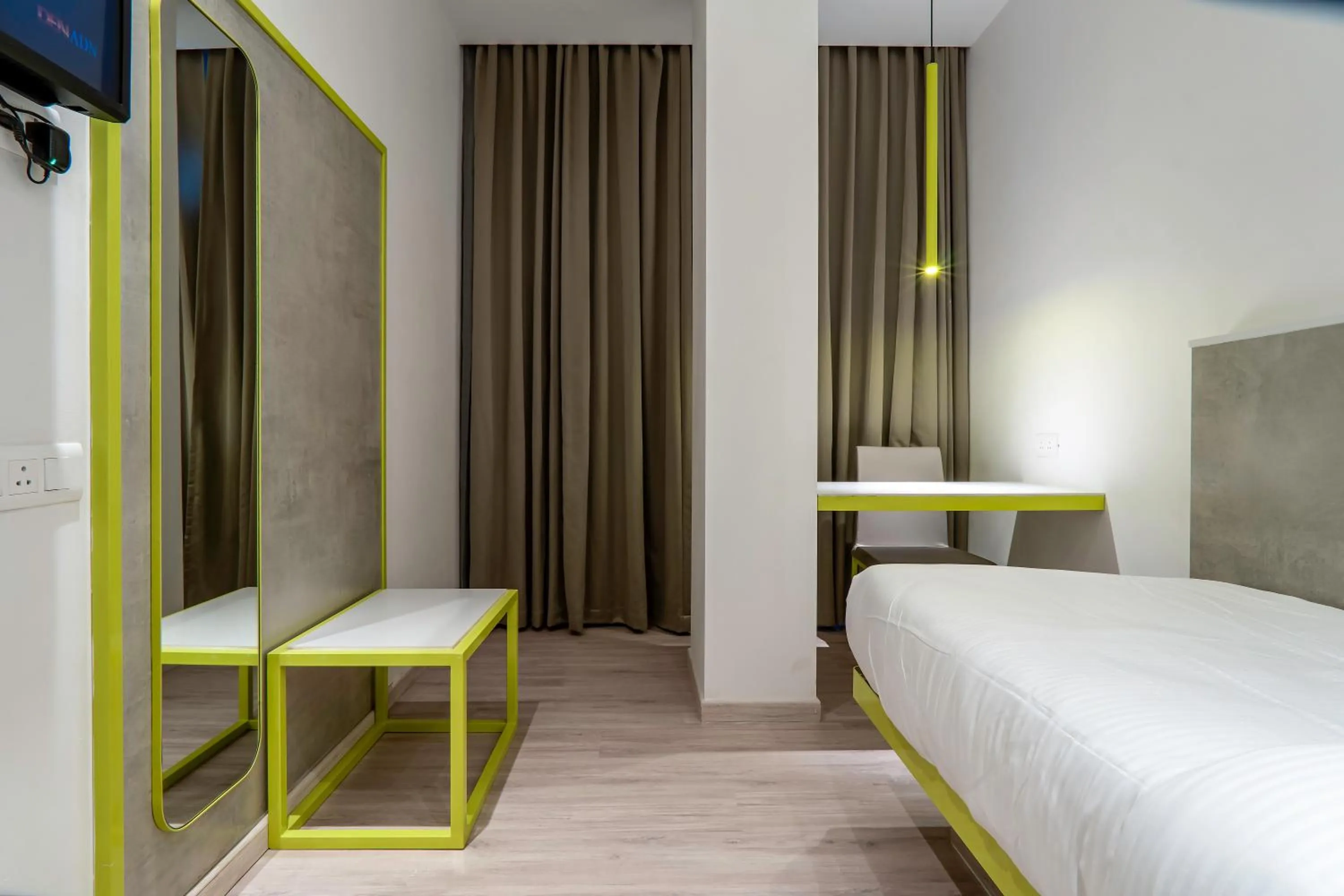 Bedroom, Bed in Le ROI Express Paharganj