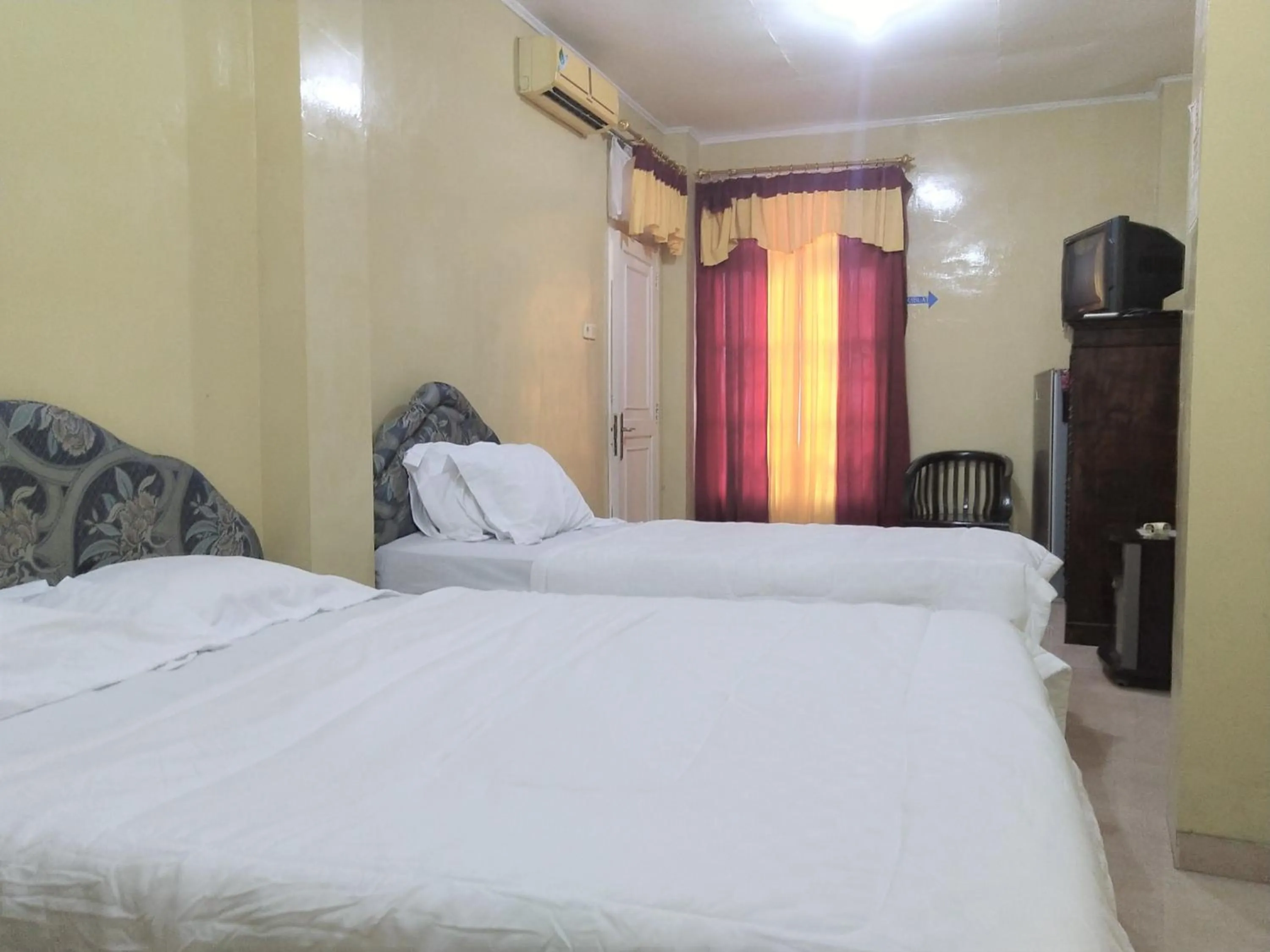 Bedroom, Bed in Hotel Pekalongan Syariah Mitra RedDoorz