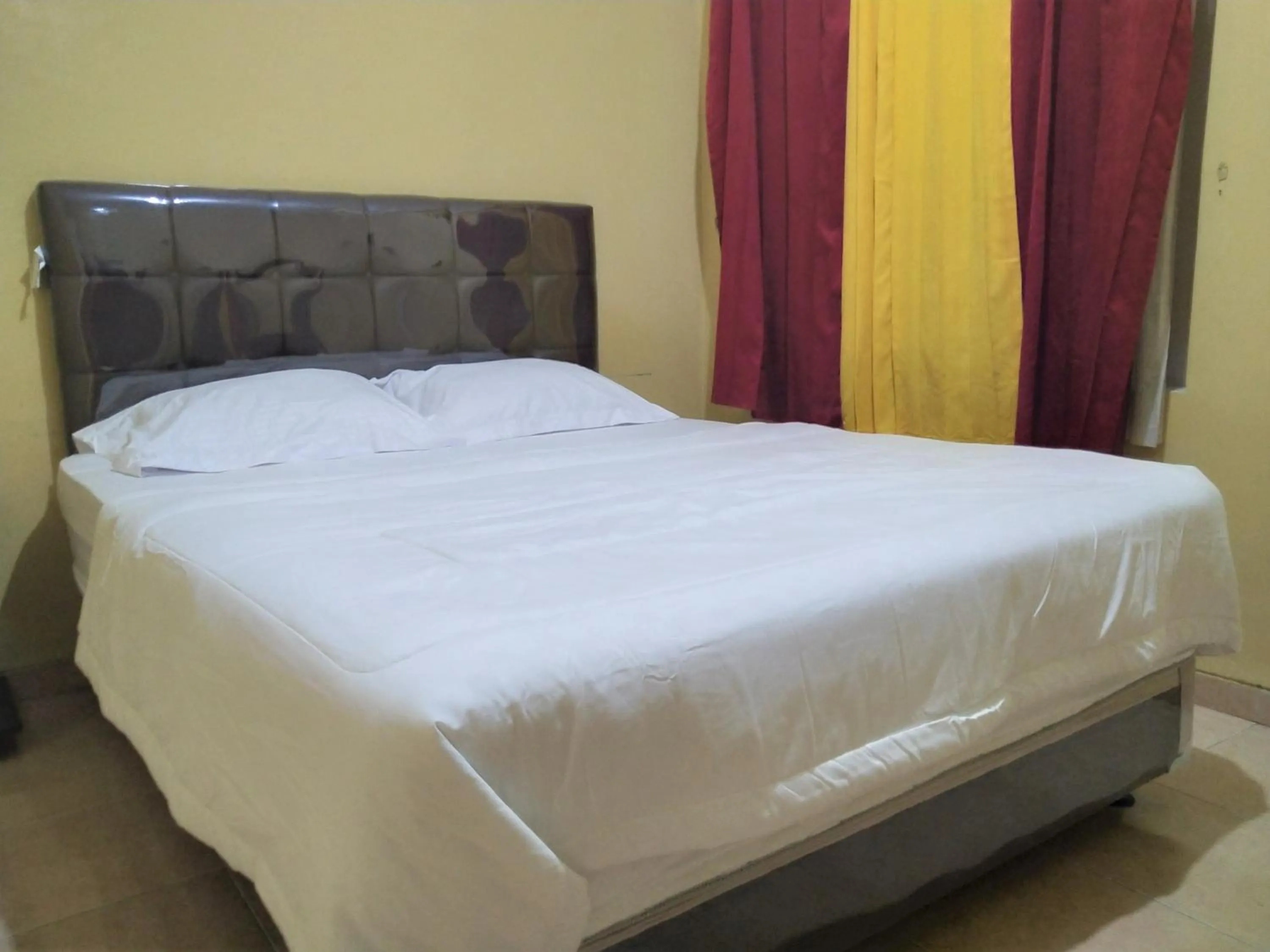 Bedroom, Bed in Hotel Pekalongan Syariah Mitra RedDoorz