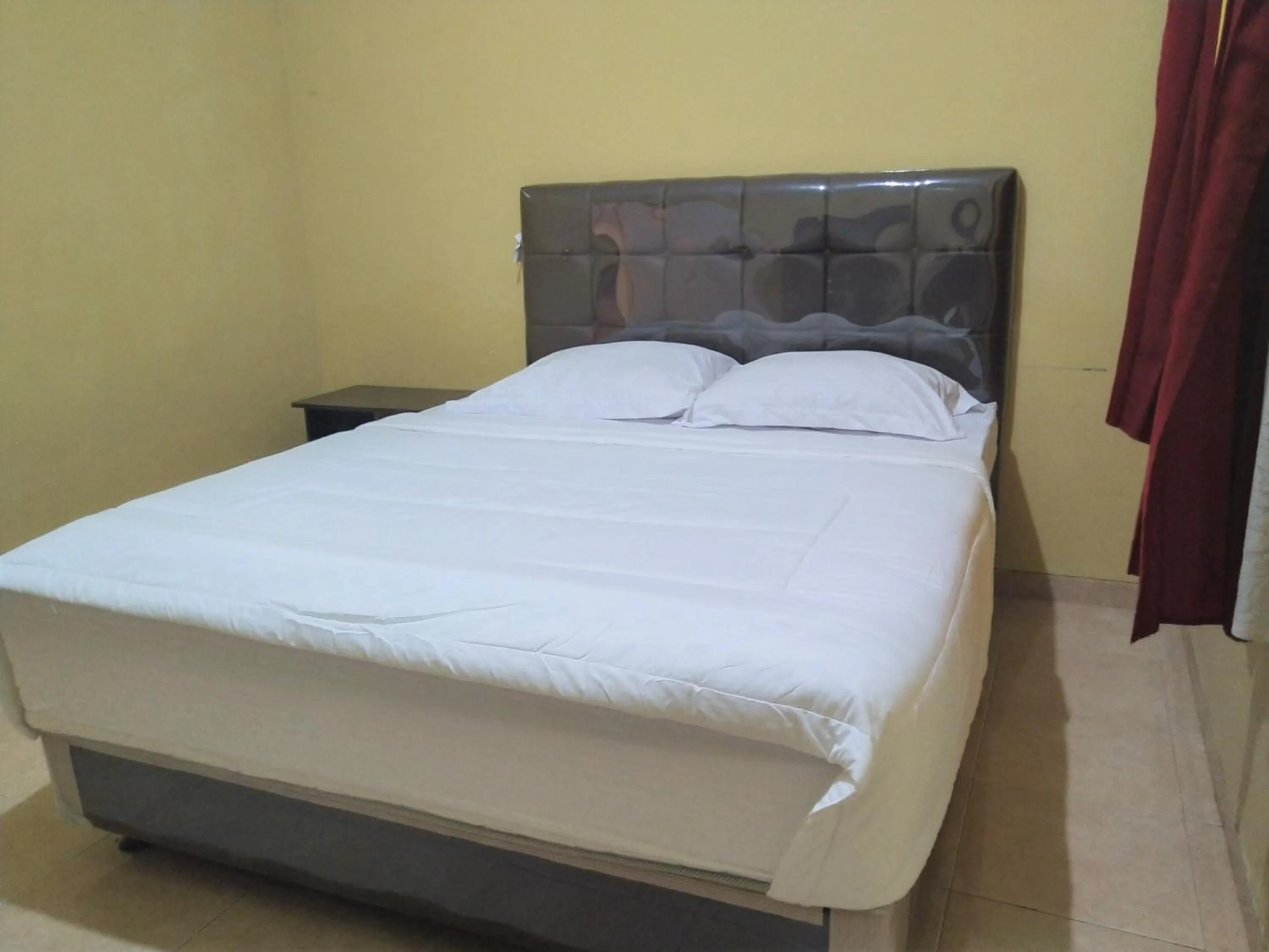 Bedroom, Bed in Hotel Pekalongan Syariah Mitra RedDoorz