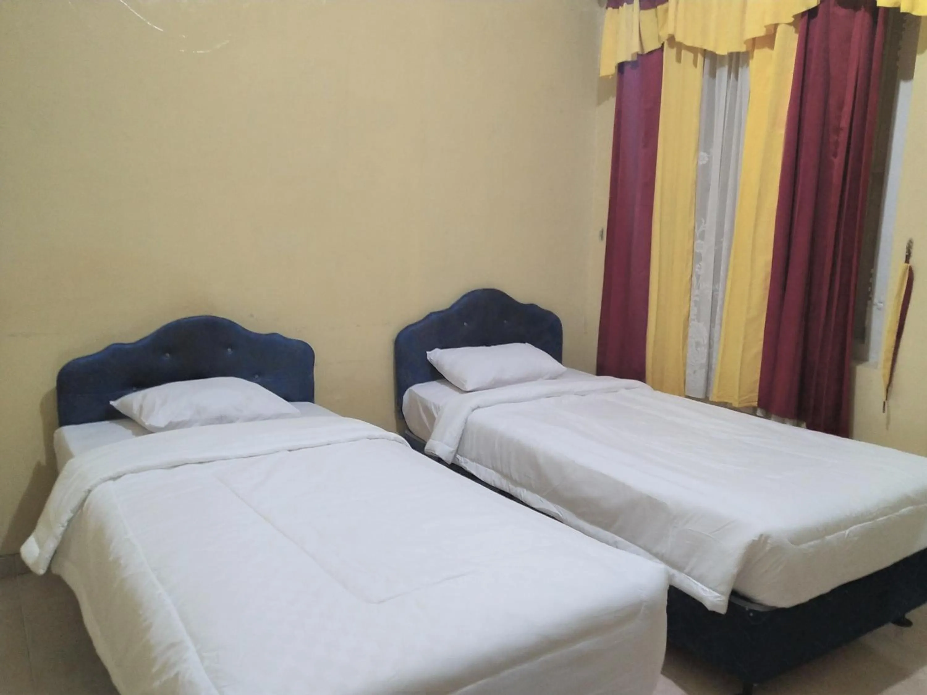 Bedroom, Bed in Hotel Pekalongan Syariah Mitra RedDoorz
