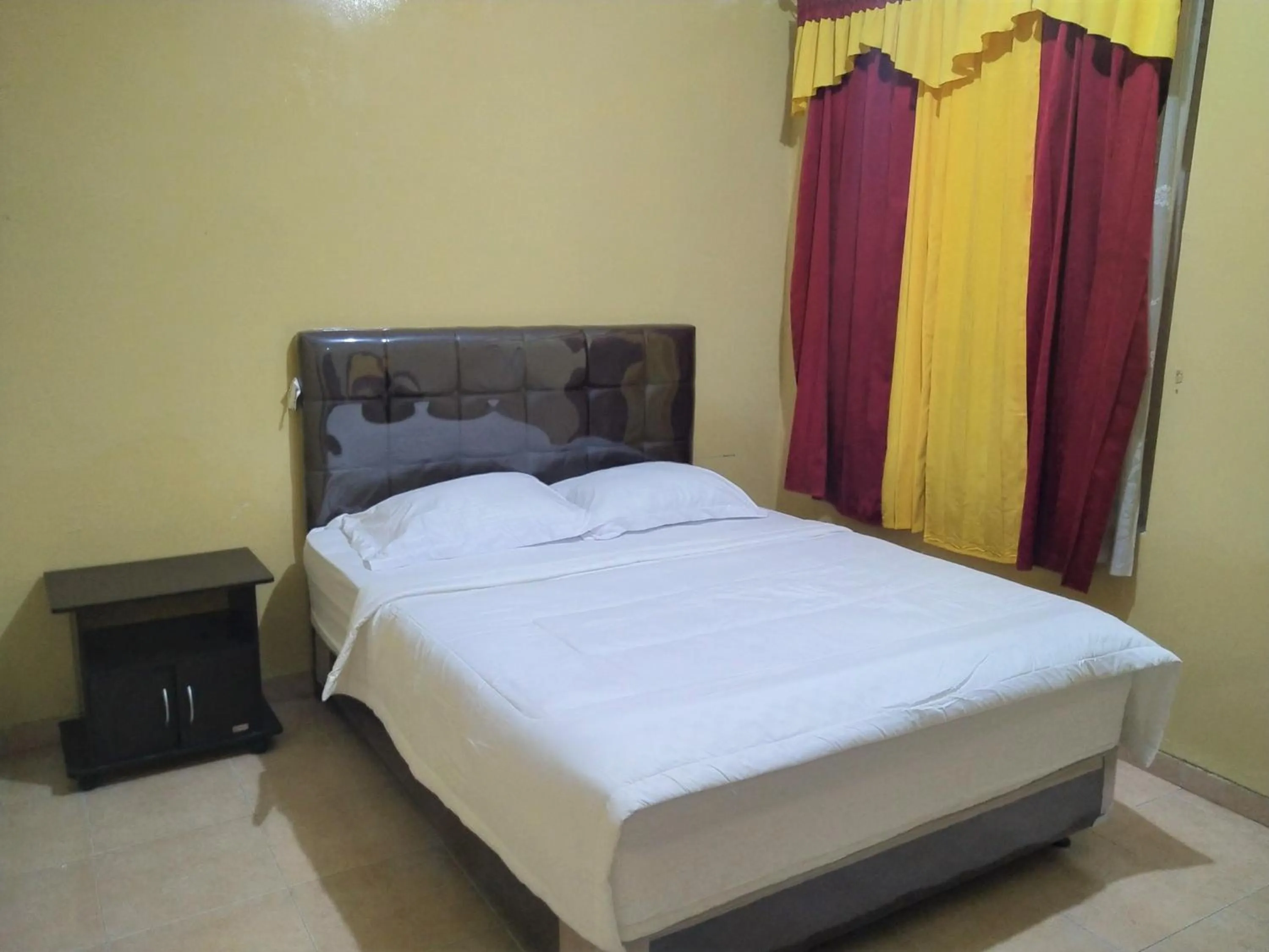 Bedroom, Bed in Hotel Pekalongan Syariah Mitra RedDoorz