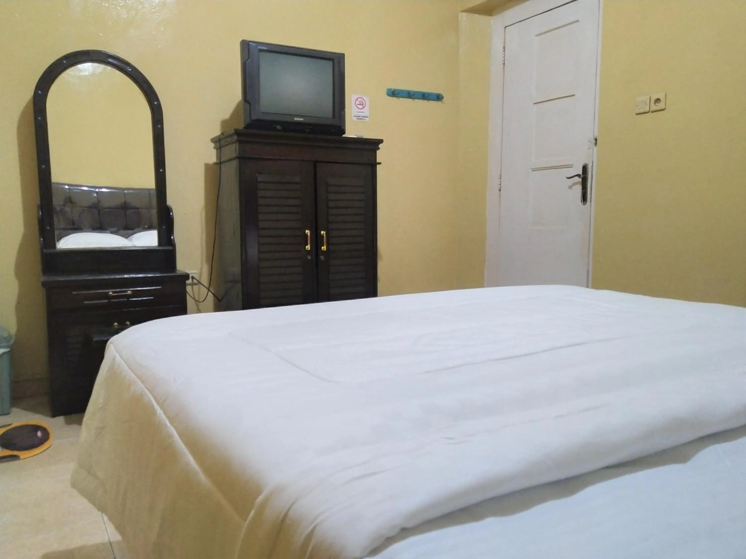 Bedroom, Bed in Hotel Pekalongan Syariah Mitra RedDoorz