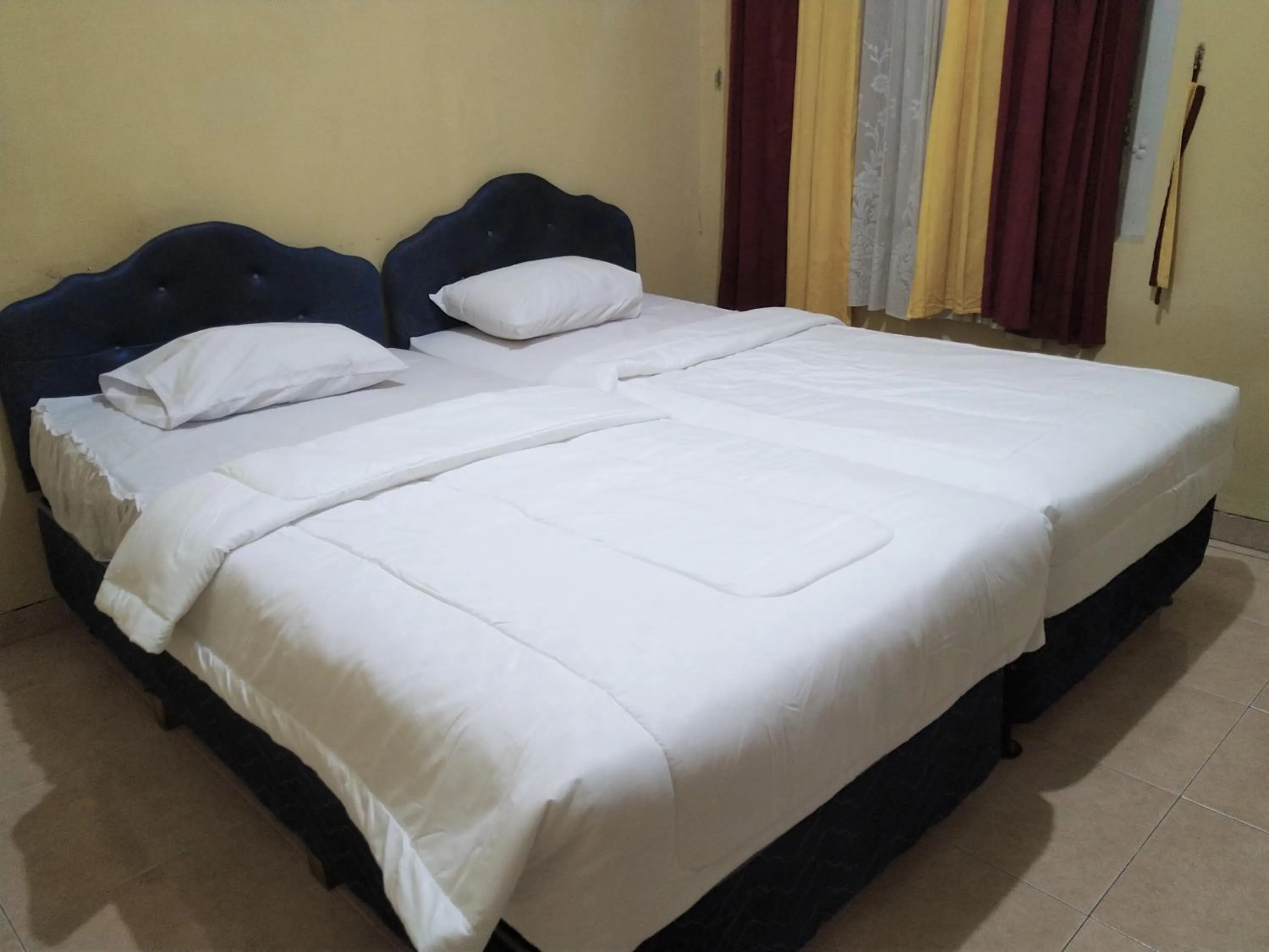 Bedroom, Bed in Hotel Pekalongan Syariah Mitra RedDoorz