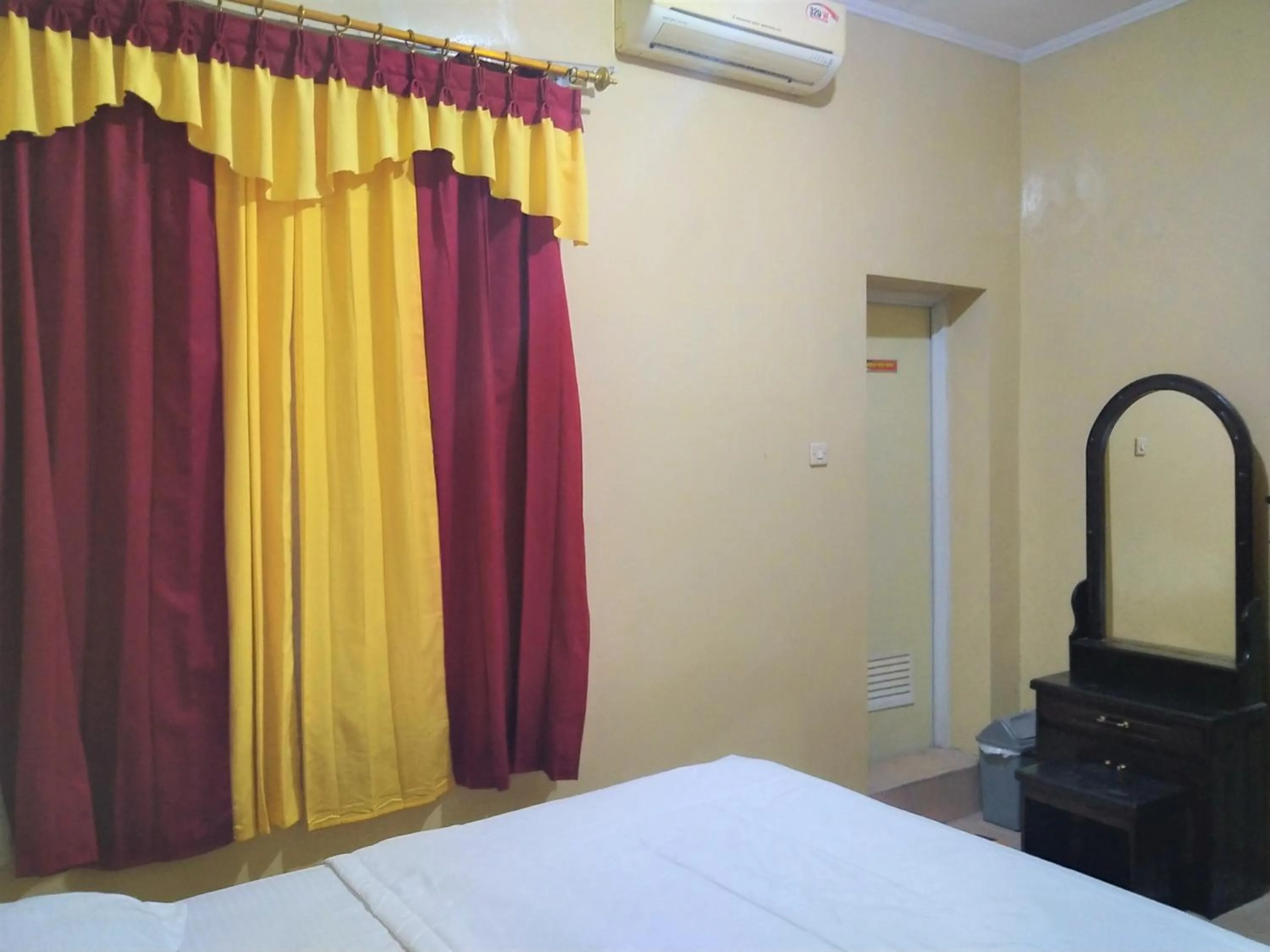 Bedroom, Bed in Hotel Pekalongan Syariah Mitra RedDoorz