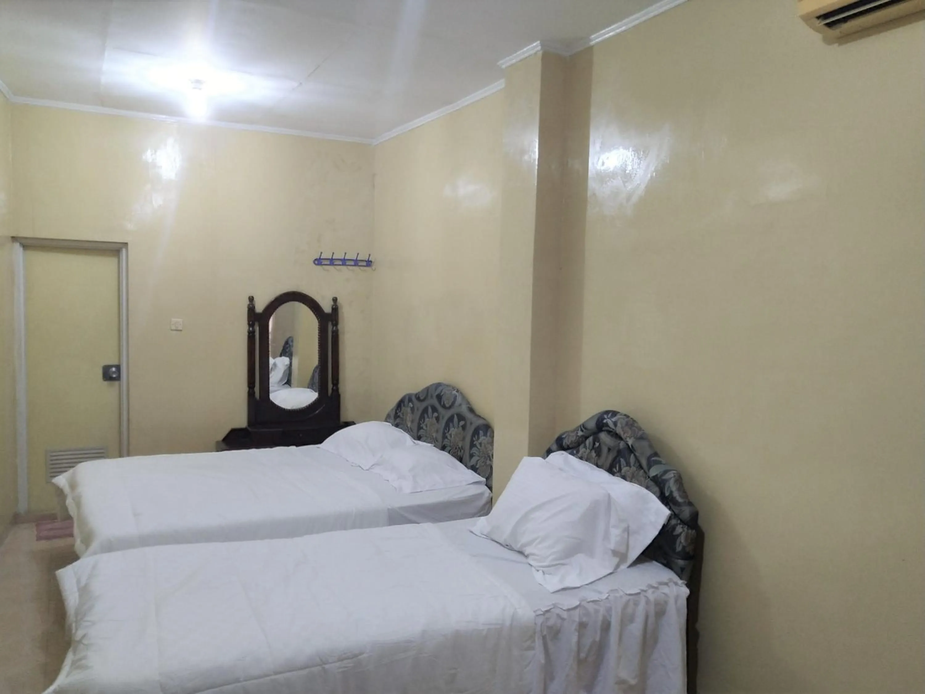 Bedroom, Bed in Hotel Pekalongan Syariah Mitra RedDoorz