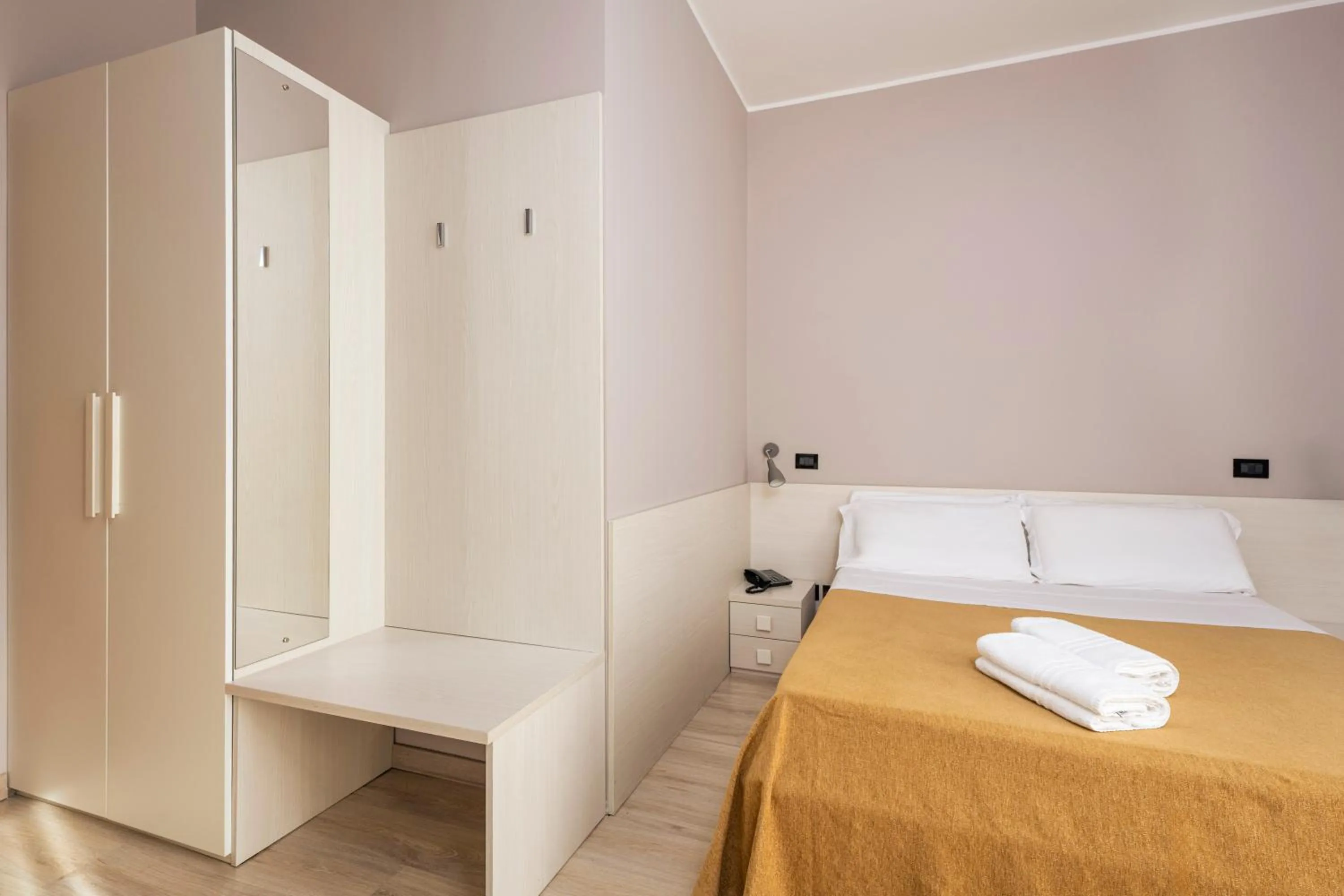 Bedroom, Bed in Hotel Mondial