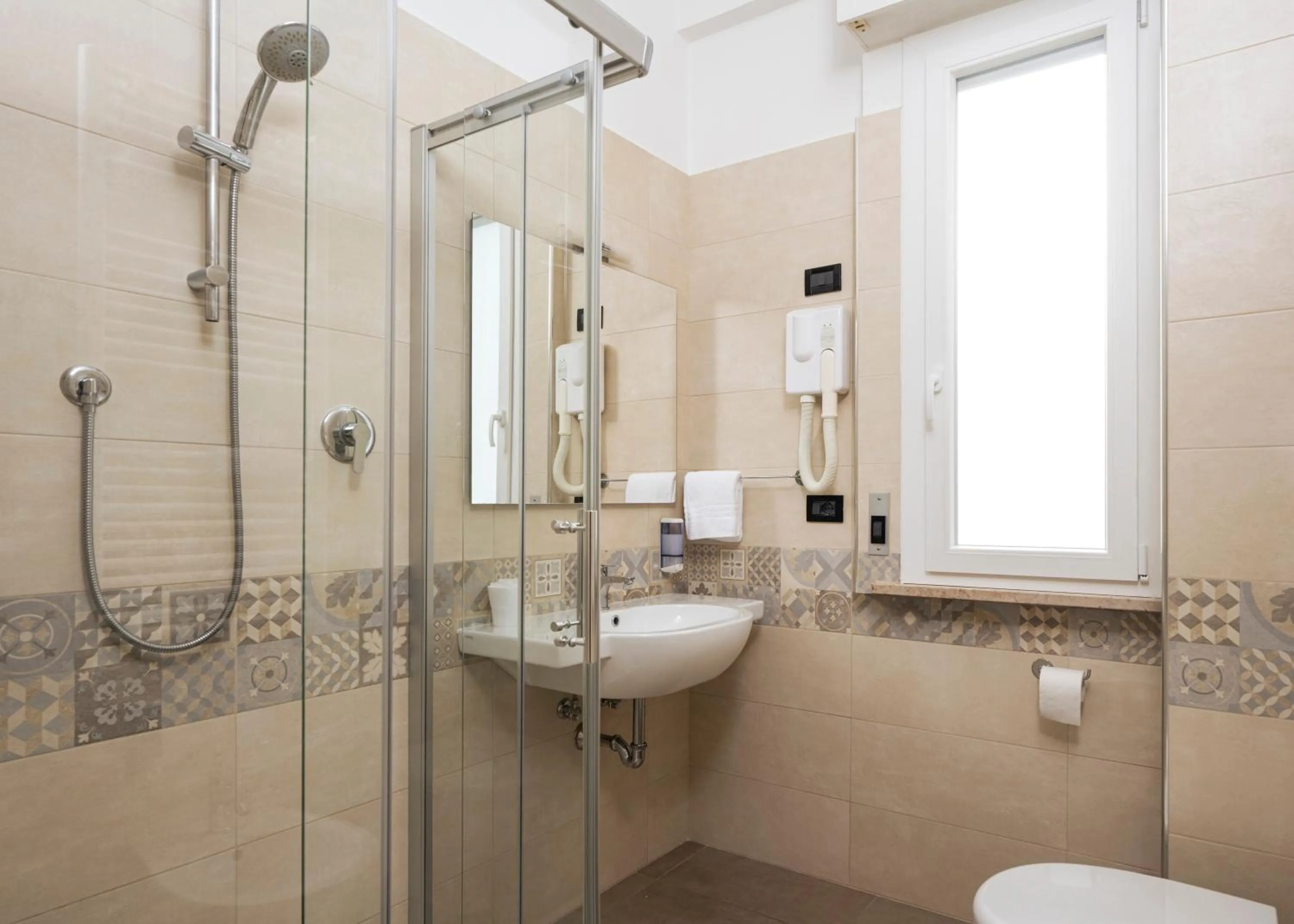 Shower in Hotel Mondial