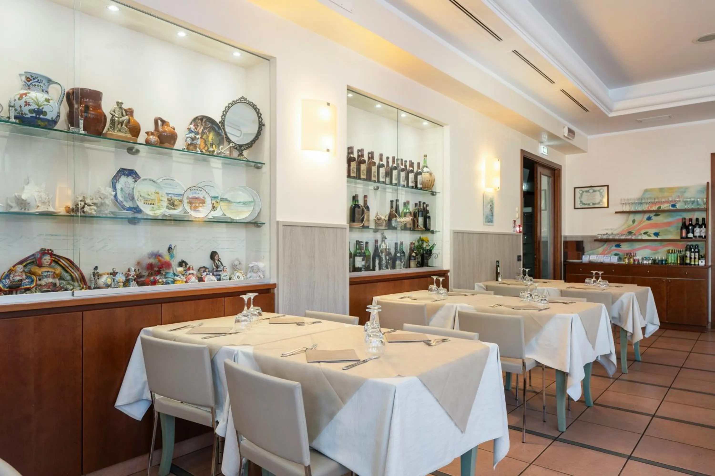 Restaurant/places to eat in Hotel Mondial