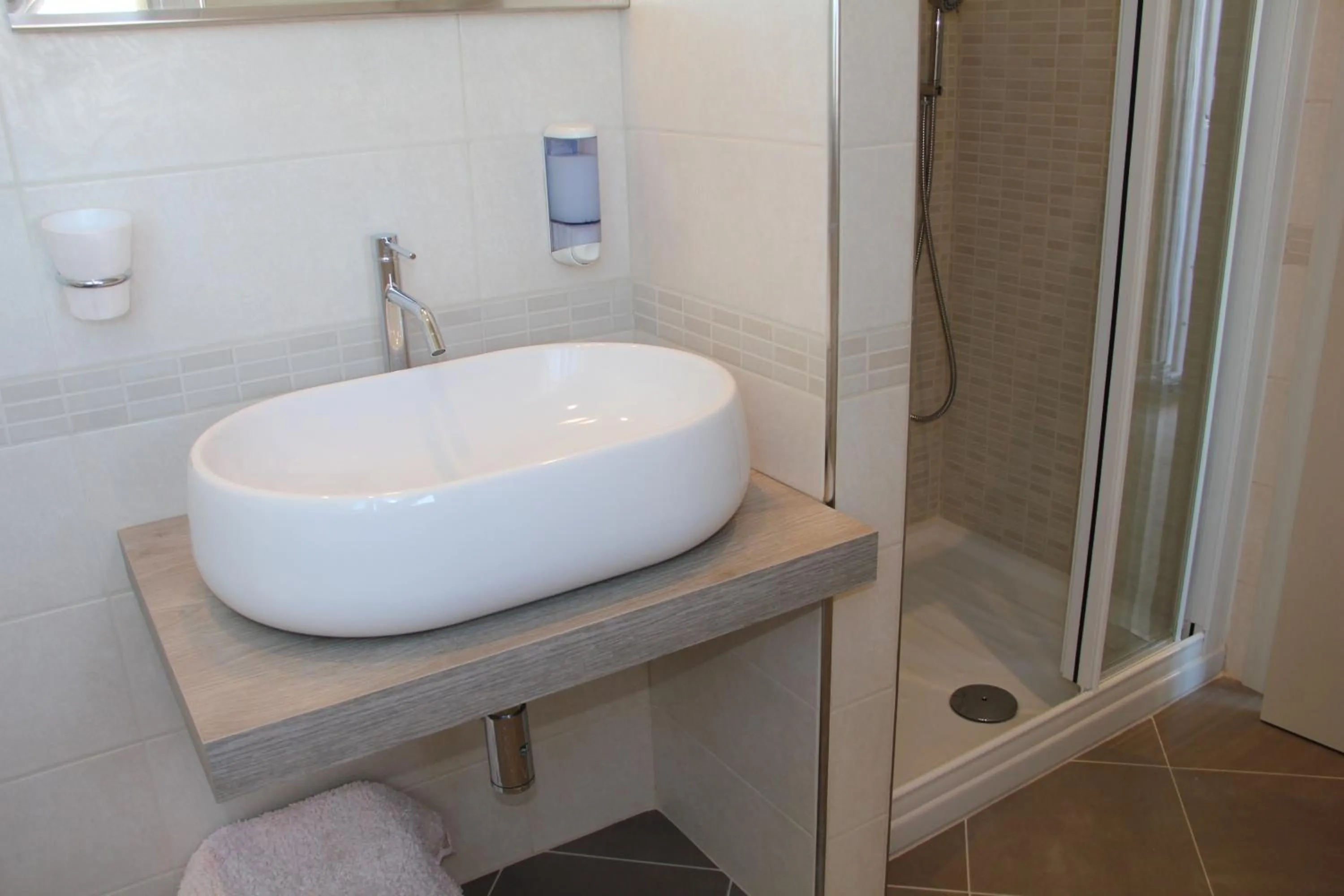 Shower in Hotel Mondial