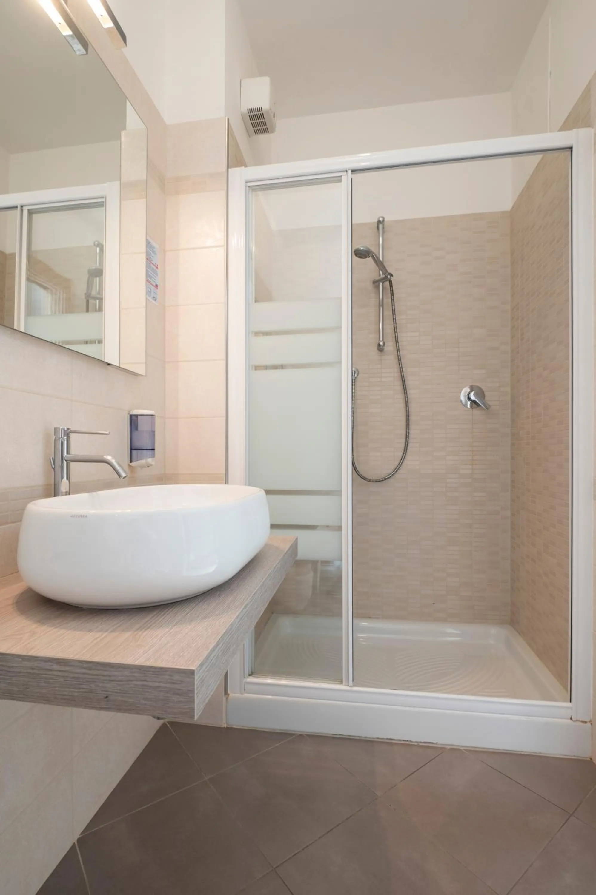 Shower in Hotel Mondial