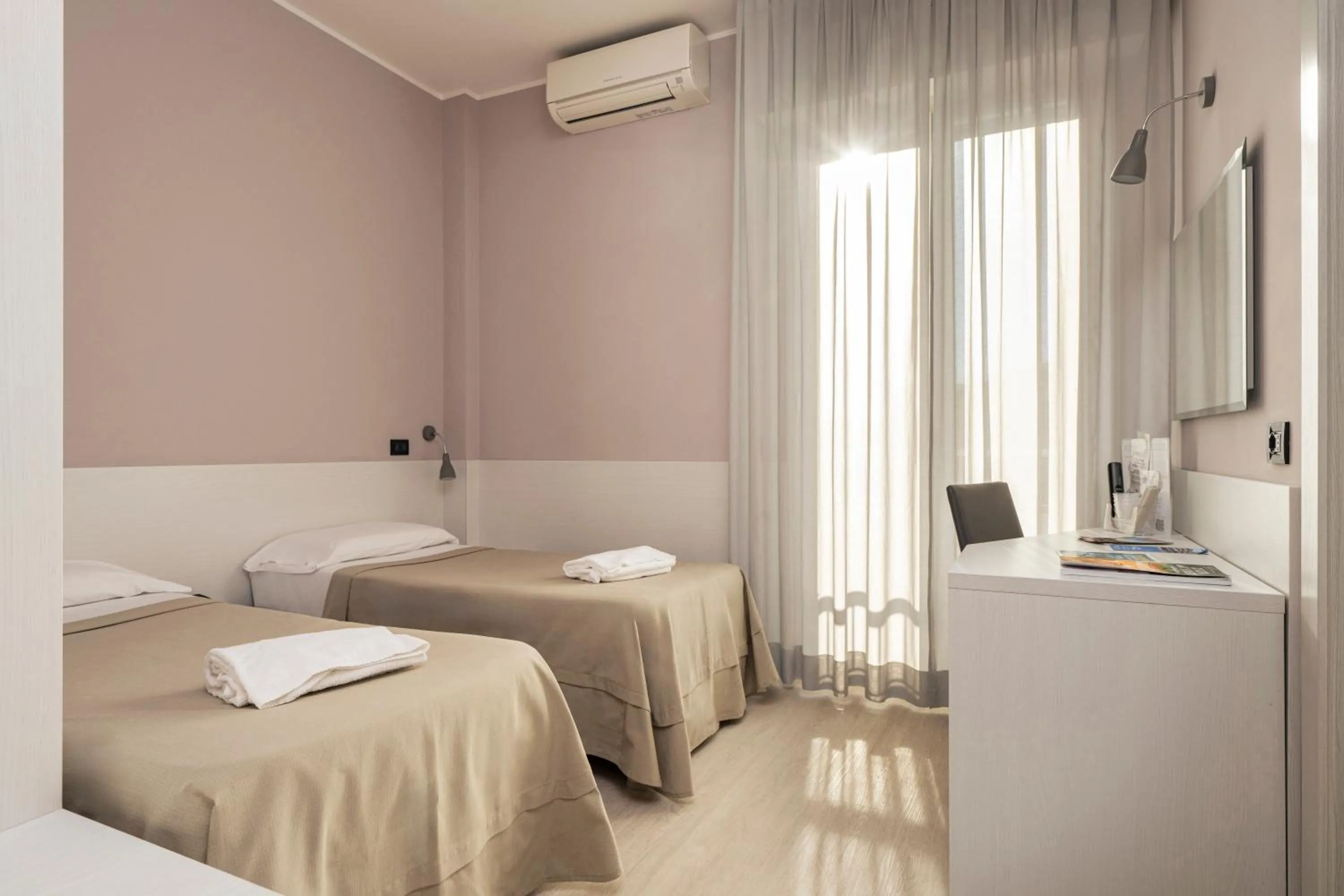 Photo of the whole room, Bed in Hotel Mondial