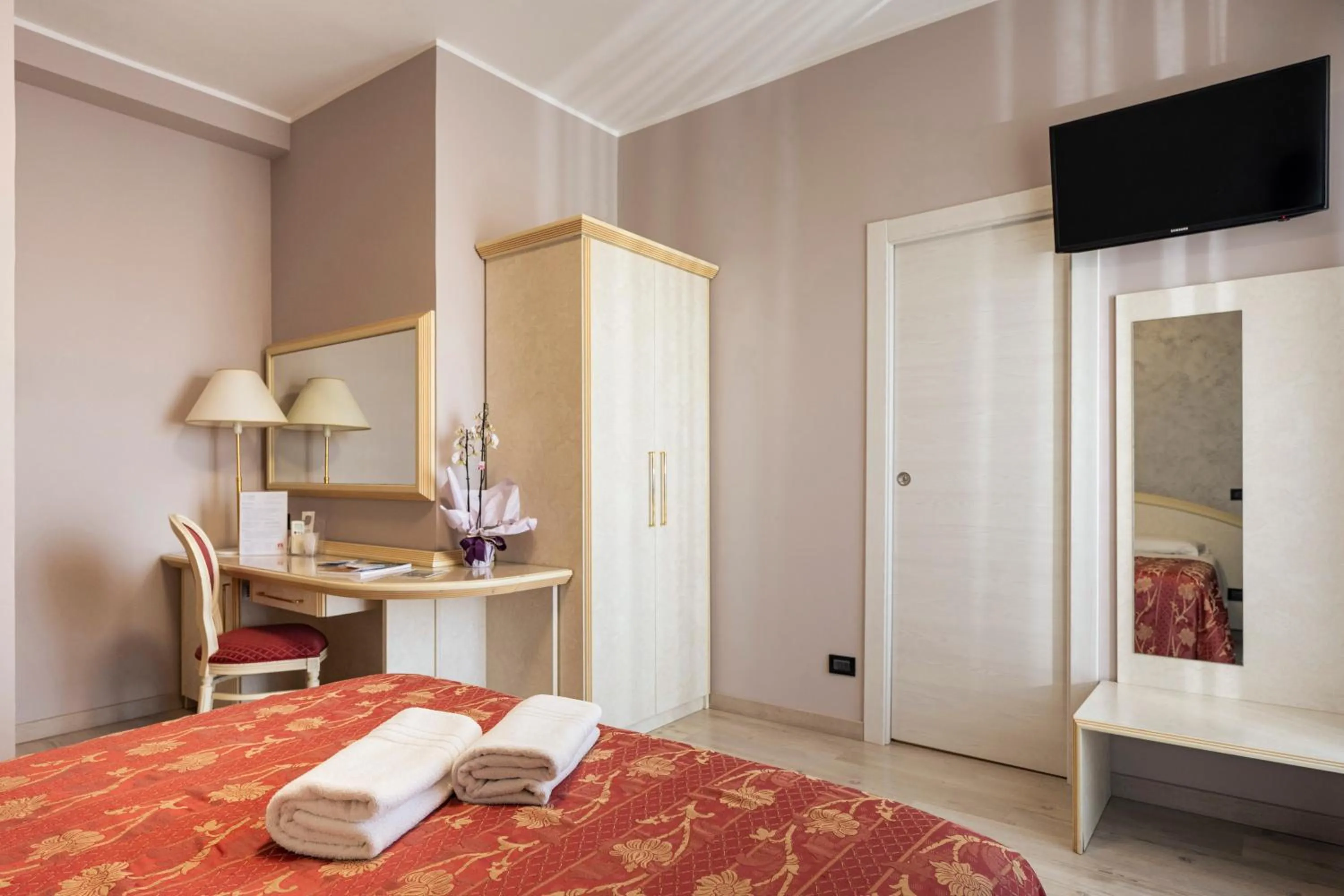 Photo of the whole room, Bed in Hotel Mondial